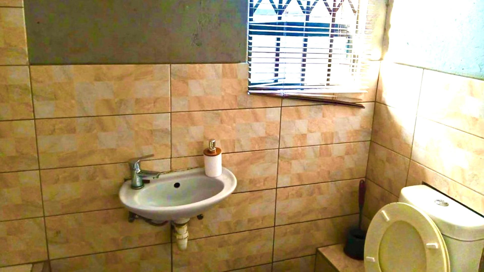 Bathroom 1 of property in Delft