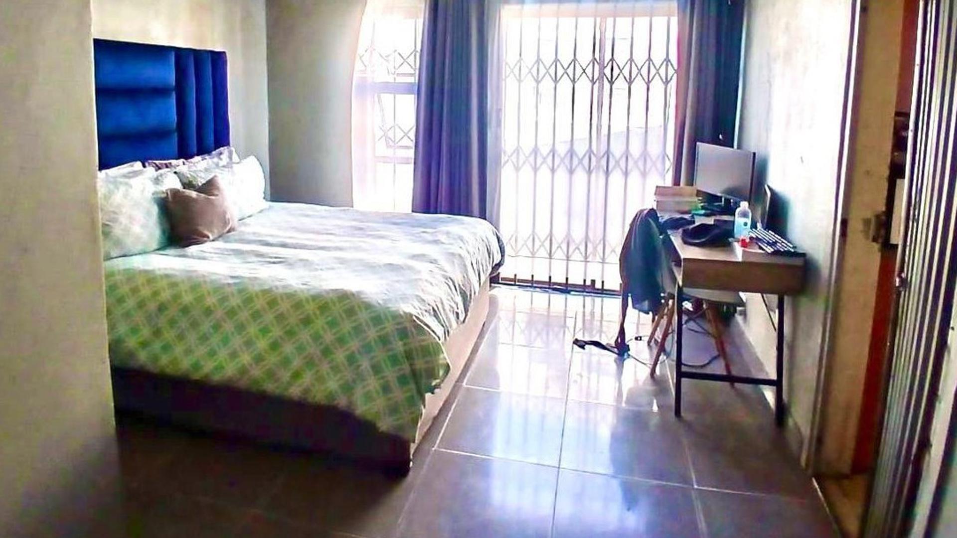 Bed Room 1 of property in Delft