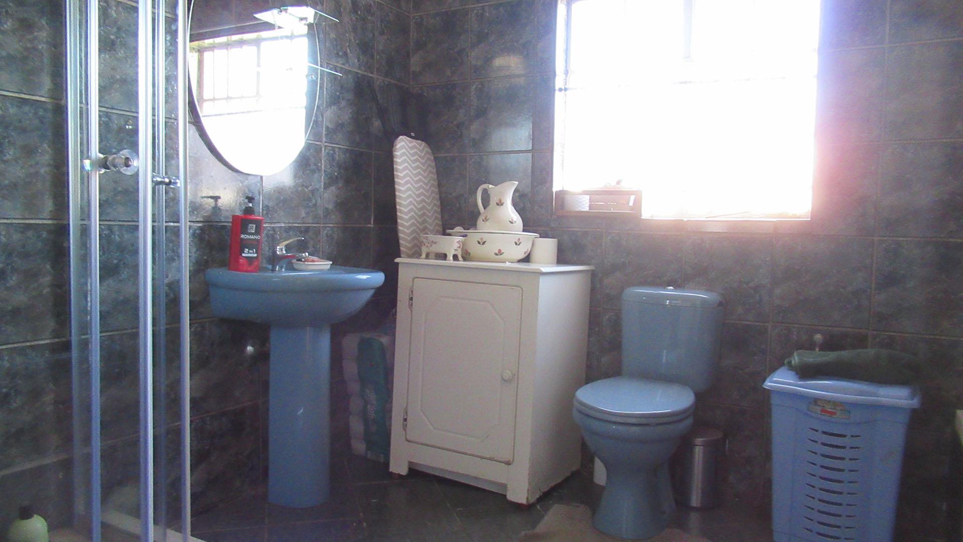 Bathroom 1 - 10 square meters of property in Randfontein