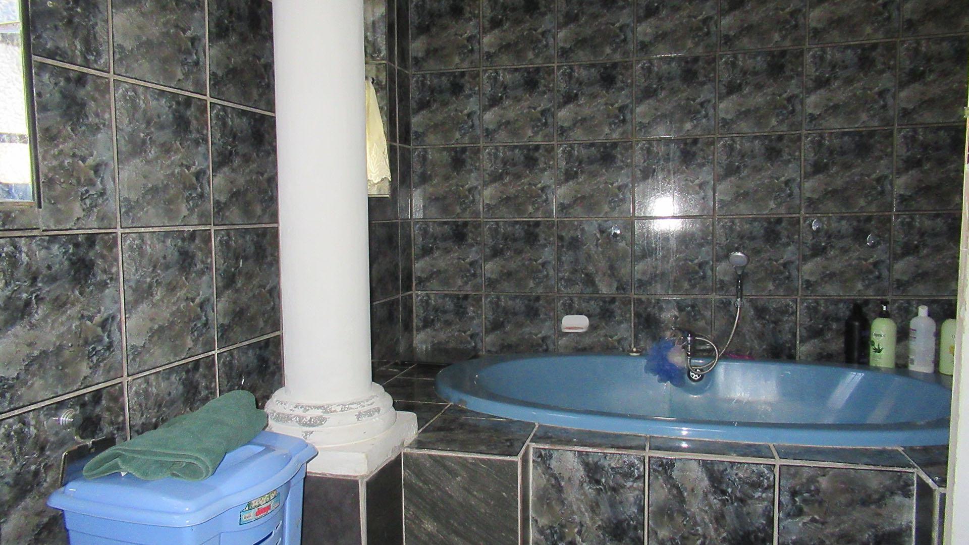 Bathroom 1 - 10 square meters of property in Randfontein