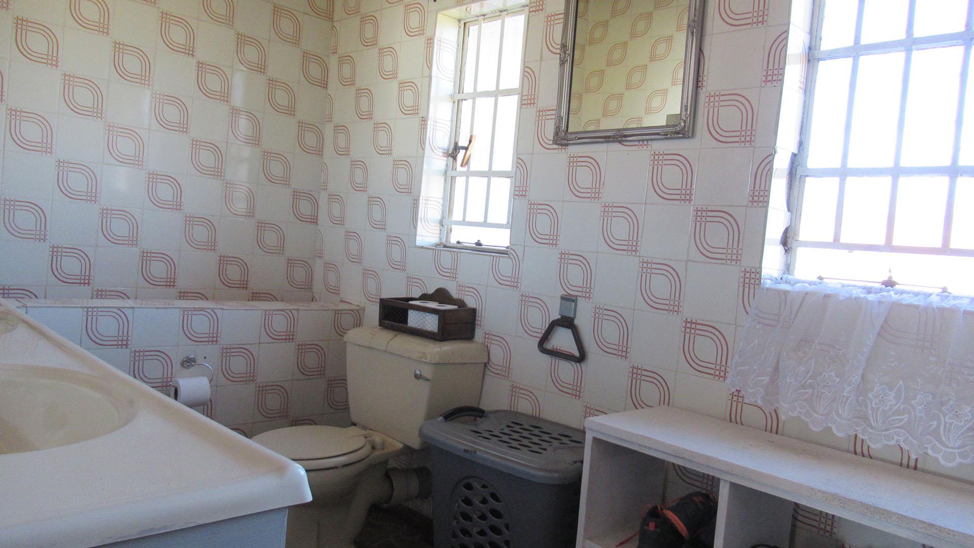 Main Bathroom - 8 square meters of property in Randfontein