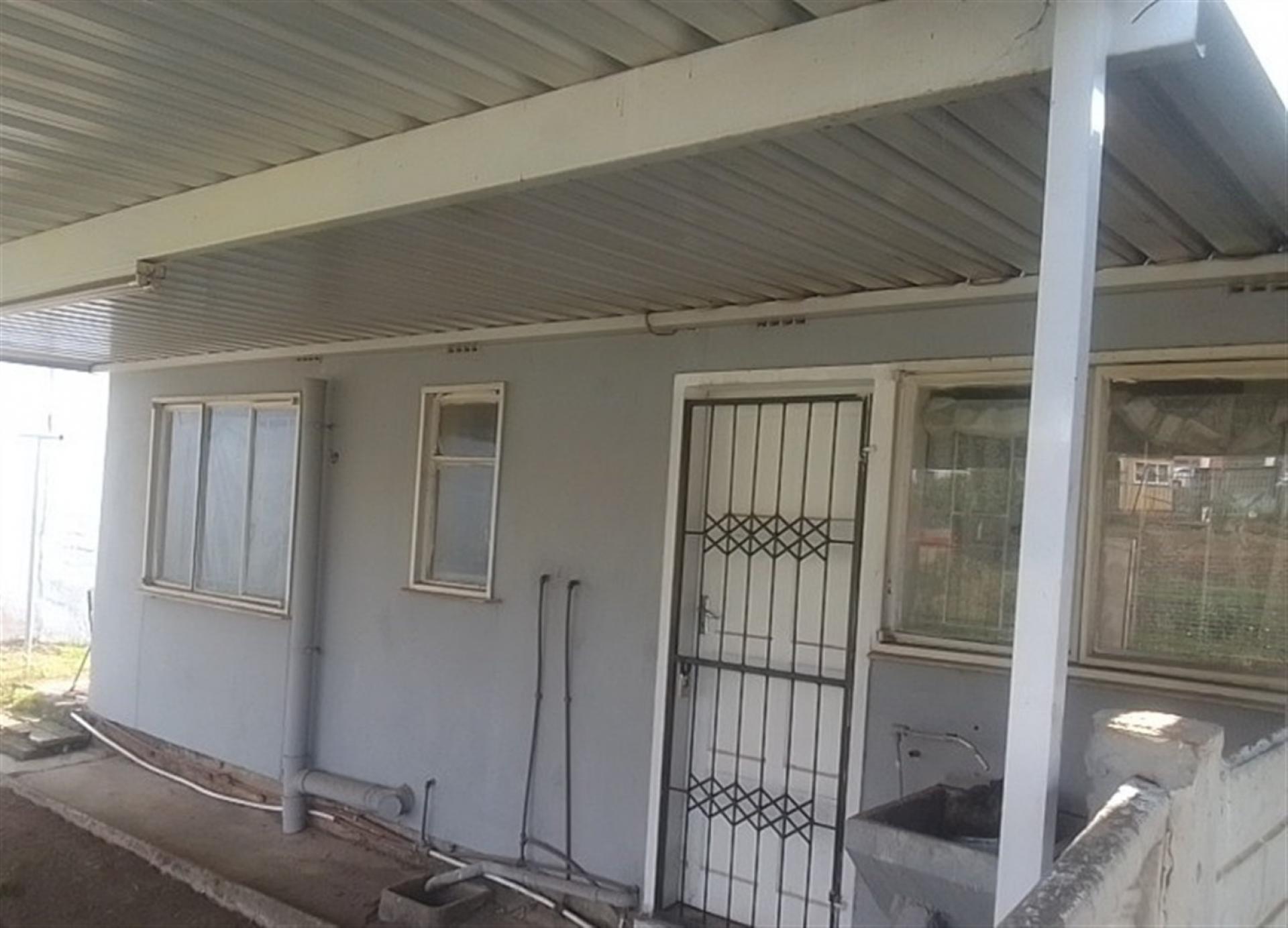 Front View of property in Caneside