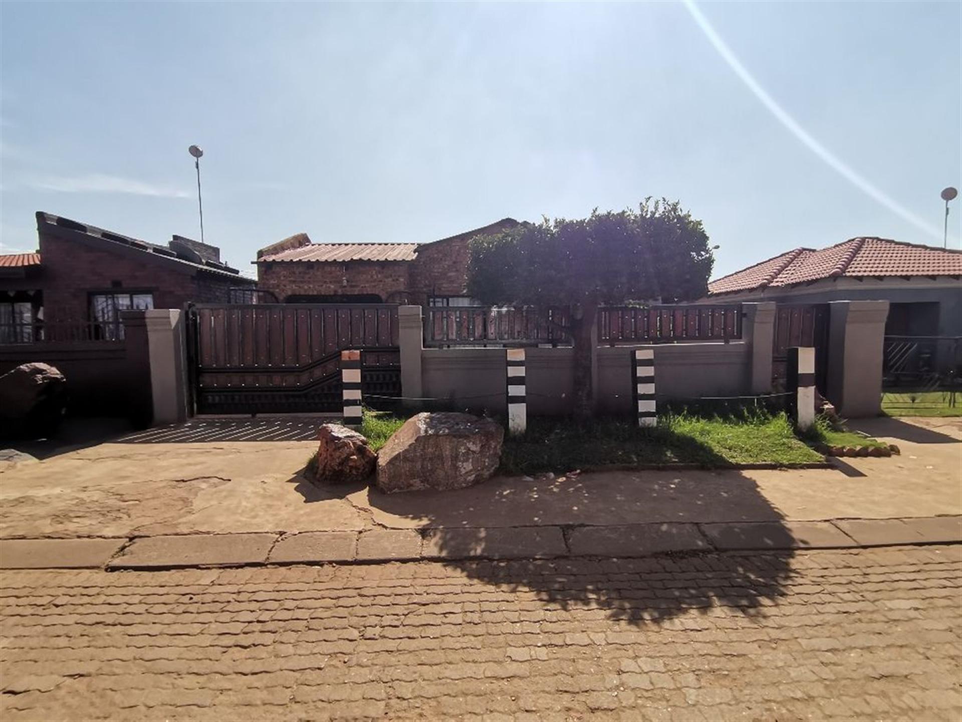 Front View of property in Vosloorus