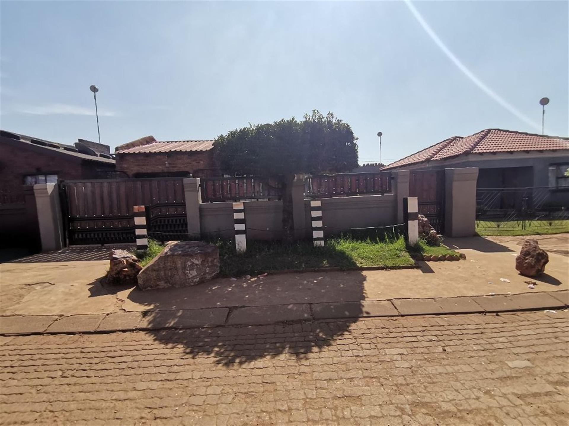 Front View of property in Vosloorus