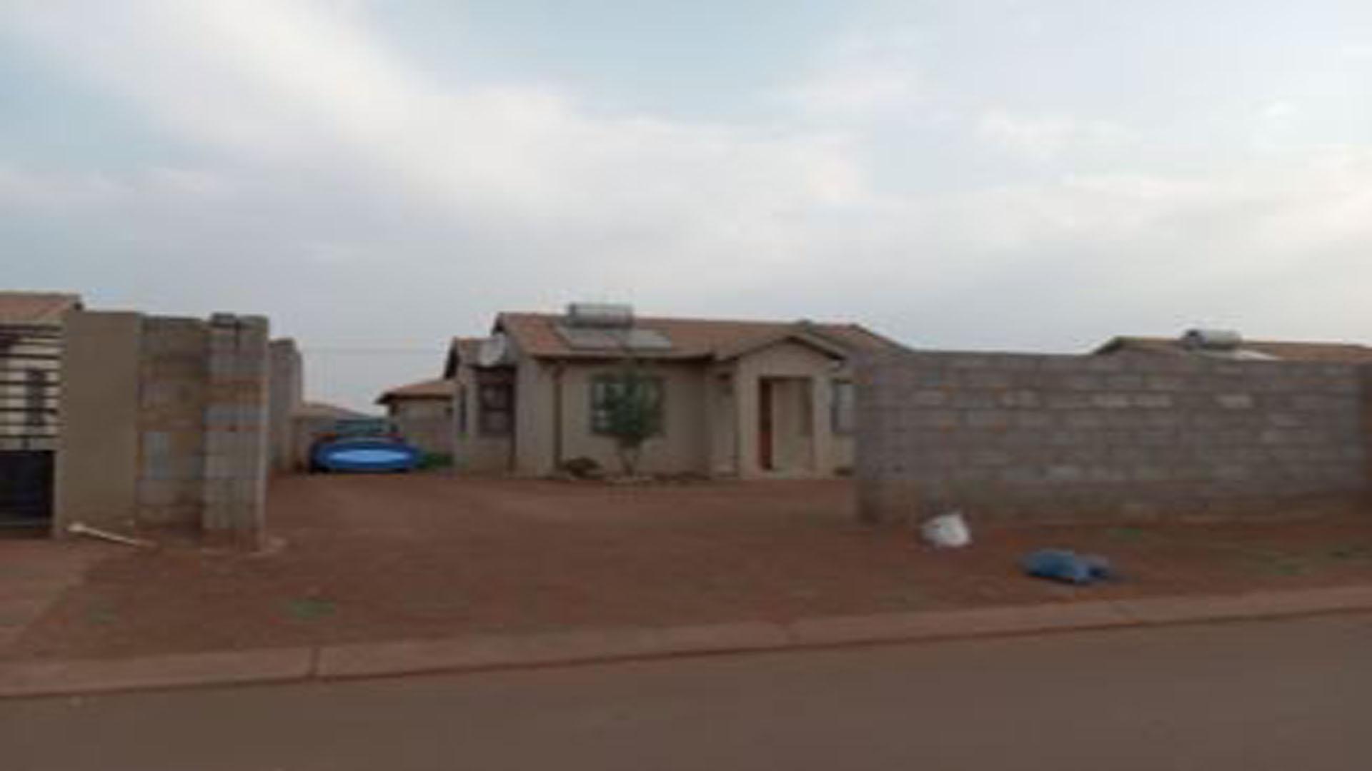 Front View of property in Vosloorus