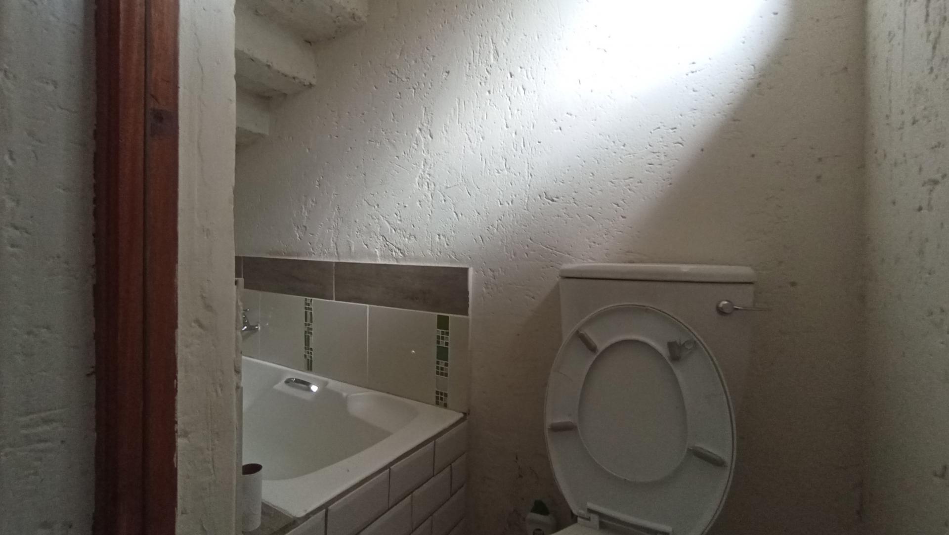 Bathroom 1 - 14 square meters of property in Buccleuch