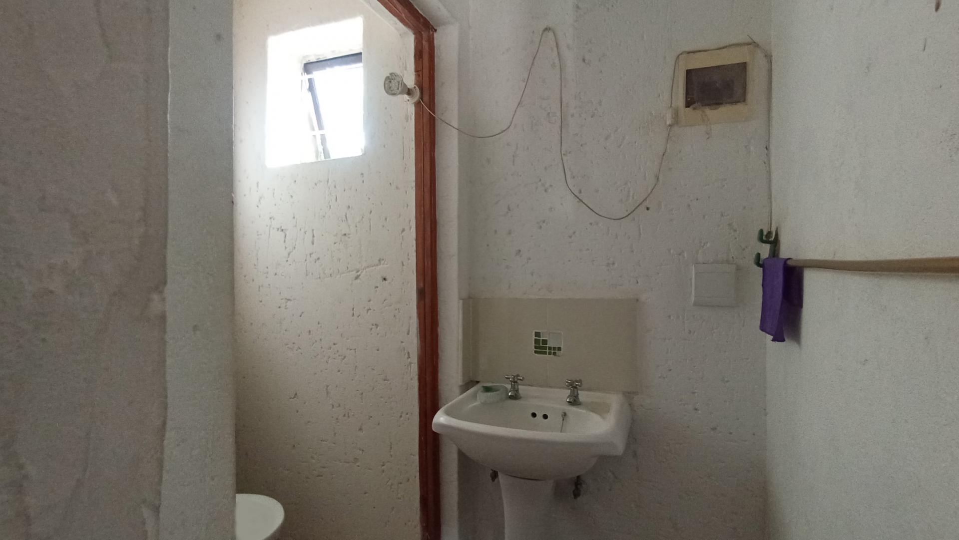 Bathroom 1 - 14 square meters of property in Buccleuch