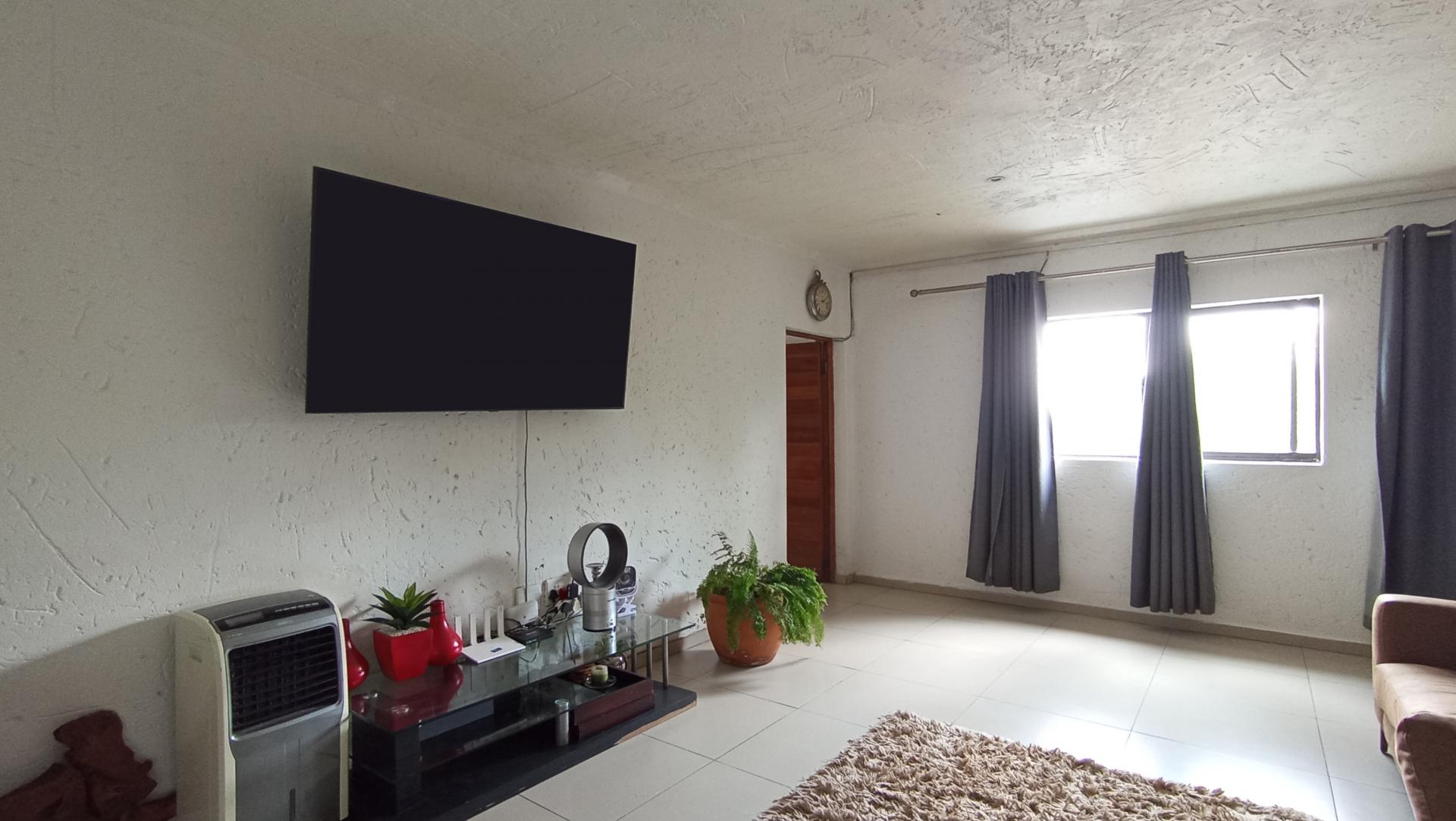 Lounges - 72 square meters of property in Buccleuch