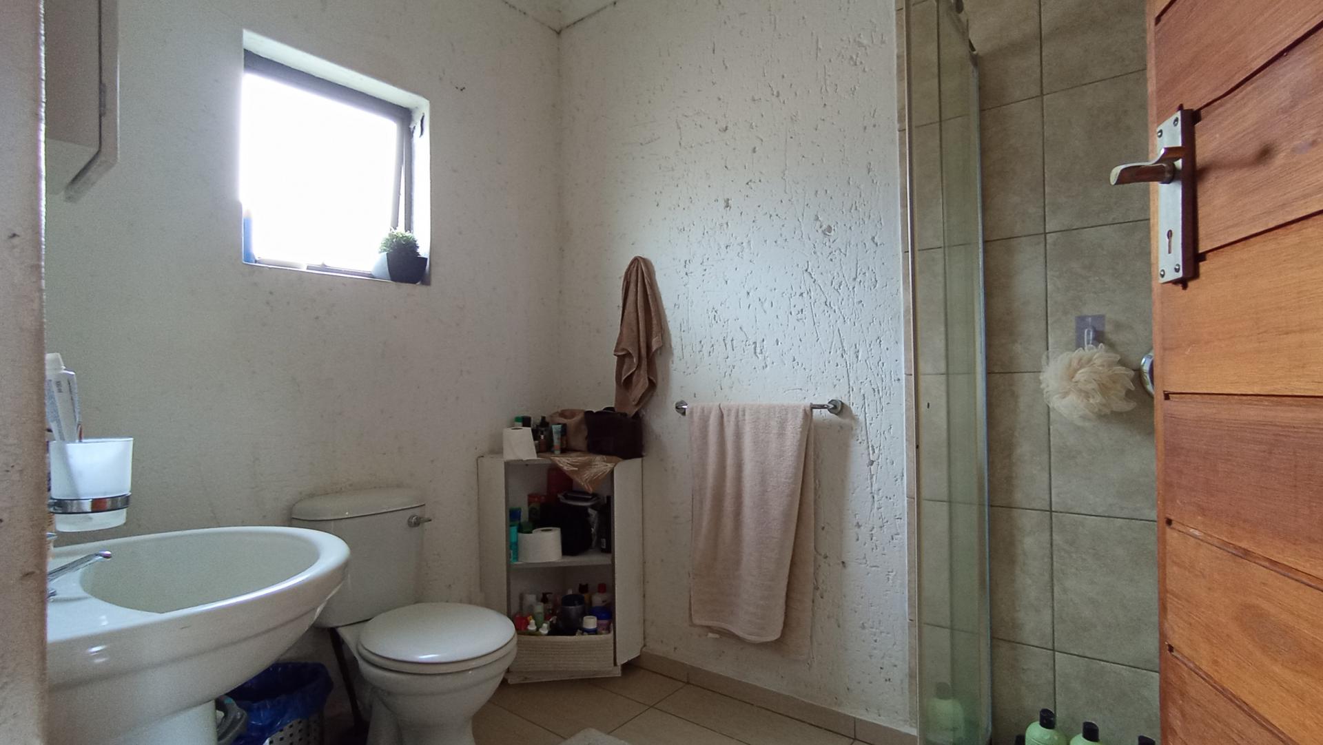 Bathroom 2 - 5 square meters of property in Buccleuch