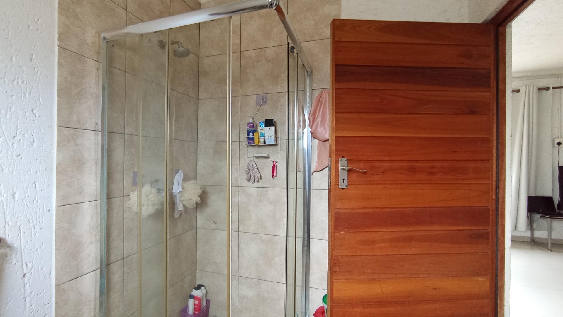 Bathroom 2 - 5 square meters of property in Buccleuch