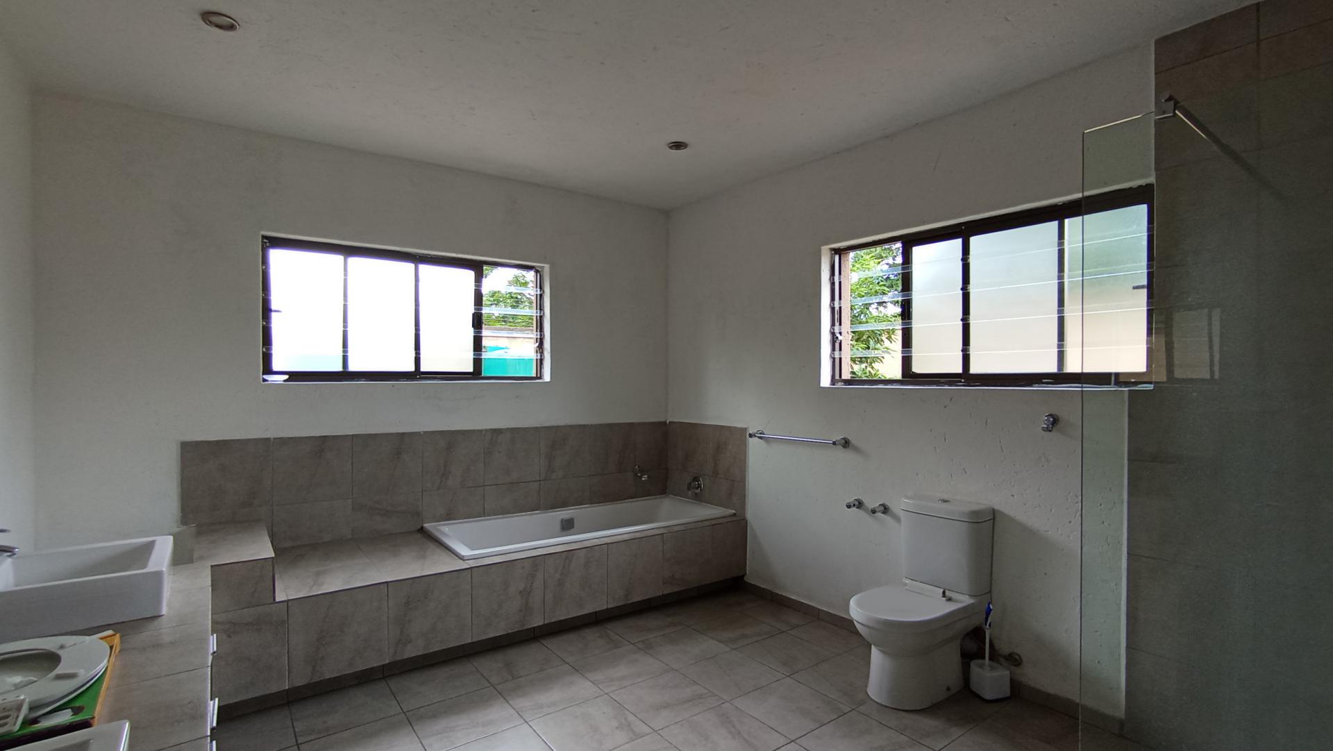 Main Bathroom - 15 square meters of property in Buccleuch