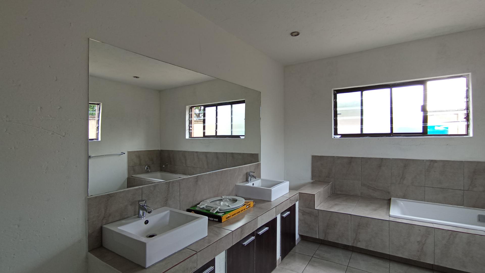 Main Bathroom - 15 square meters of property in Buccleuch