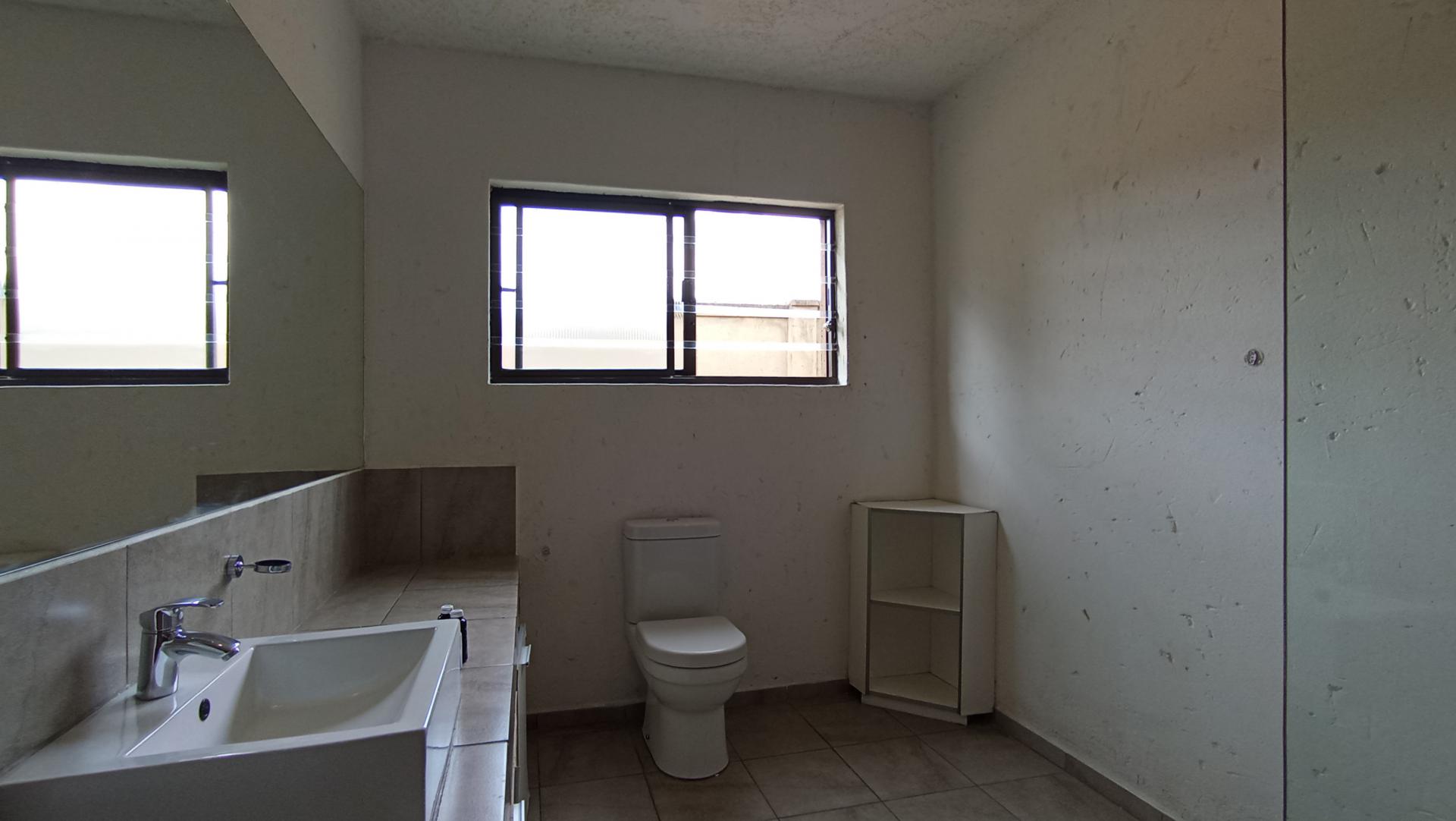 Bathroom 1 - 14 square meters of property in Buccleuch