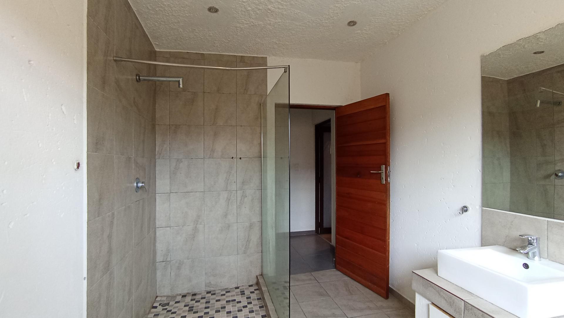 Bathroom 1 - 14 square meters of property in Buccleuch