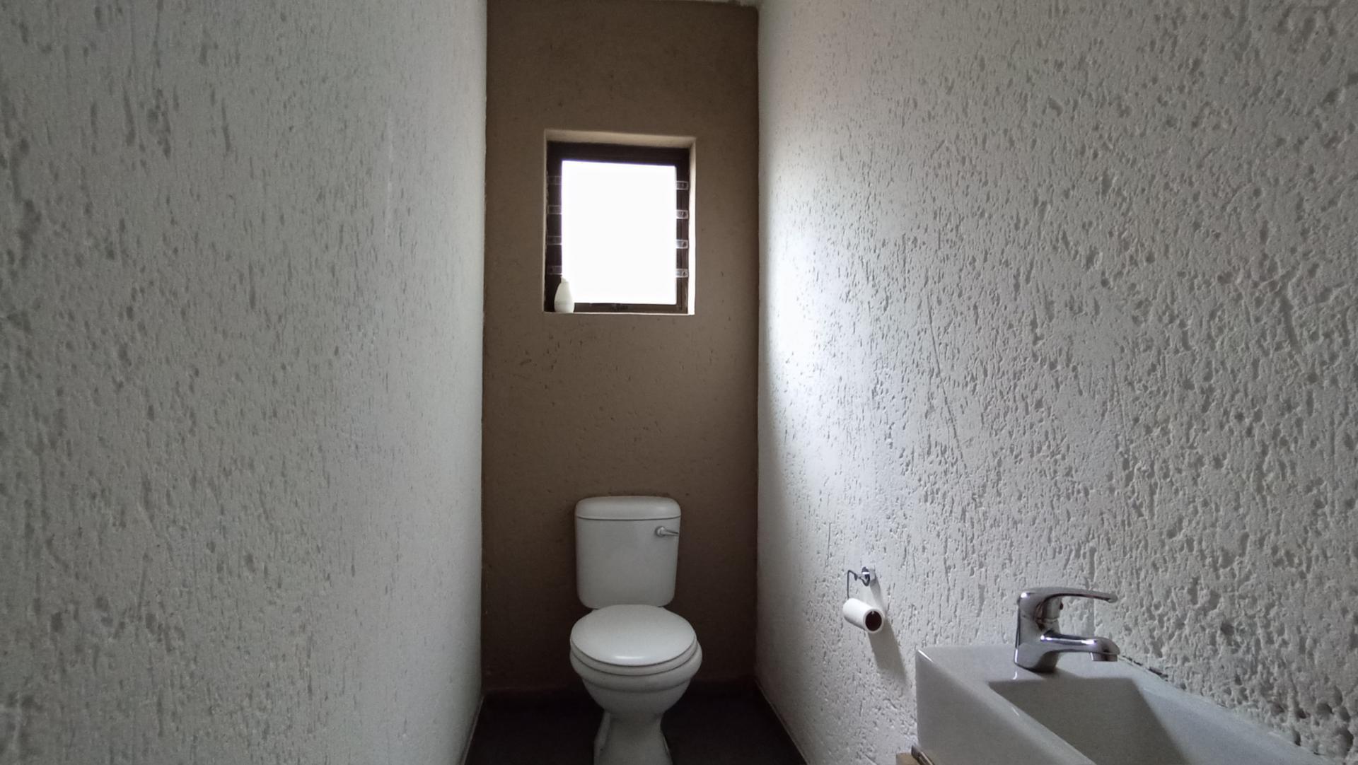 Guest Toilet - 3 square meters of property in Buccleuch