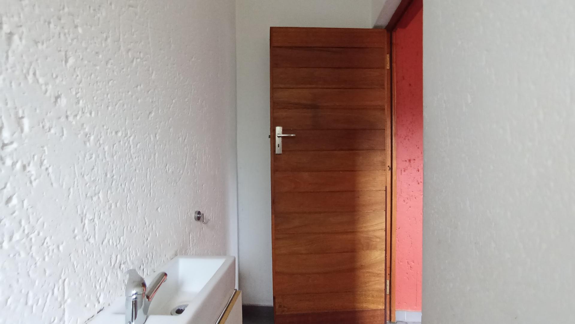 Guest Toilet - 3 square meters of property in Buccleuch