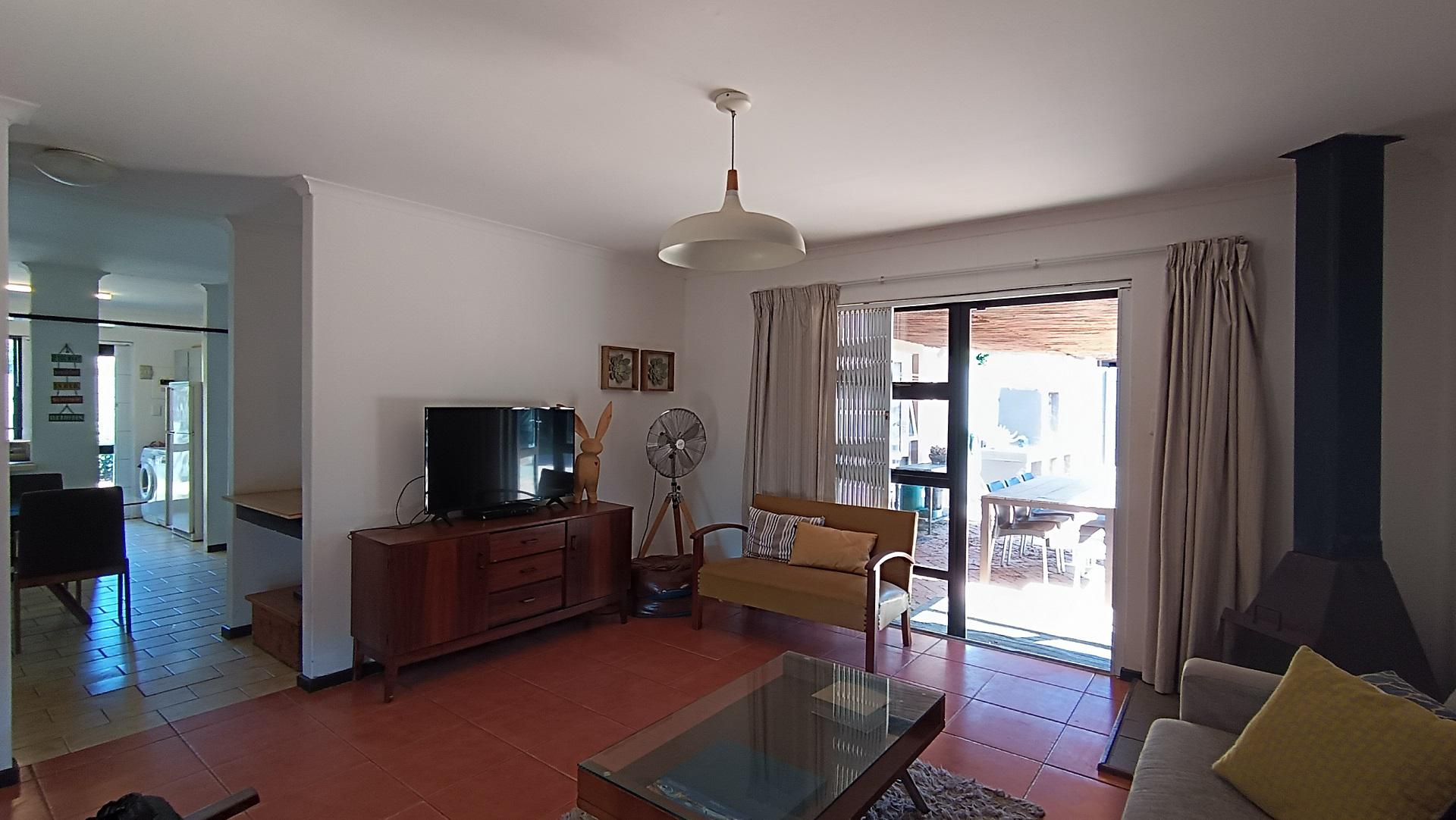 Lounges - 21 square meters of property in Table View