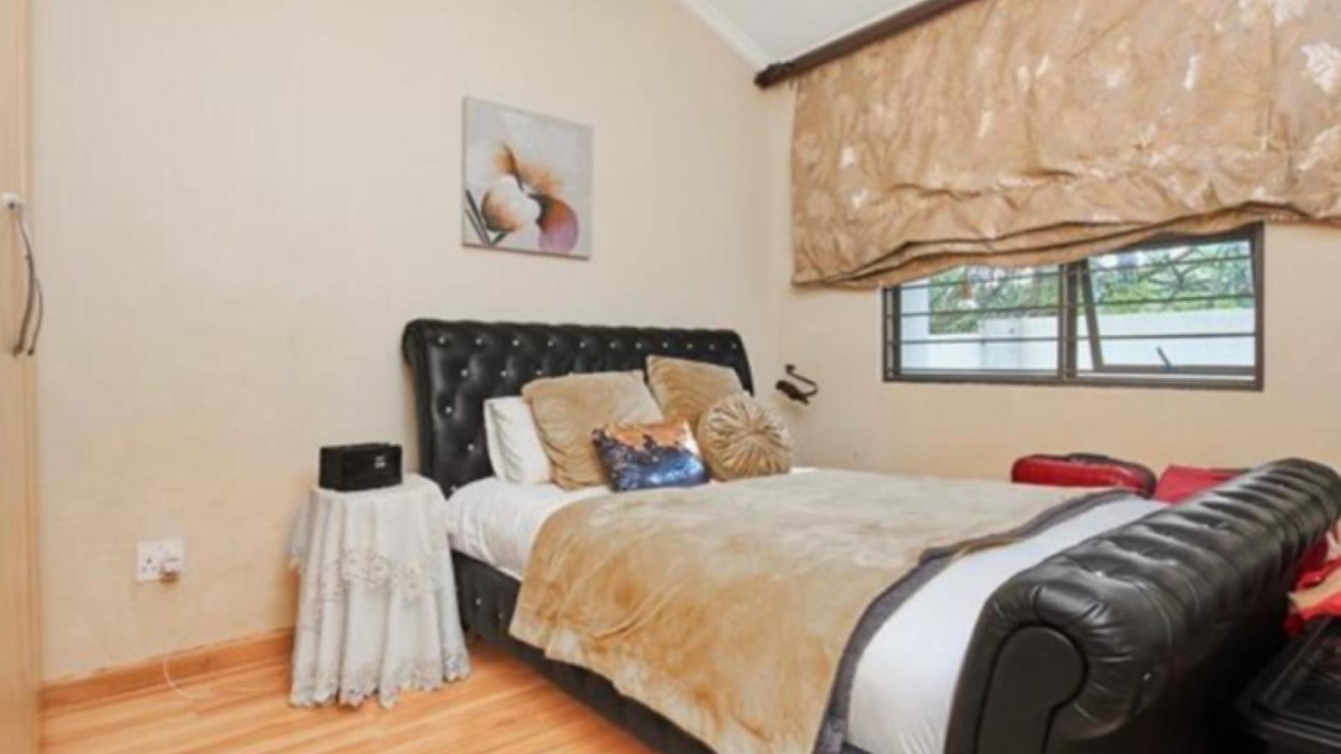 Bed Room 1 - 13 square meters of property in Sunninghill