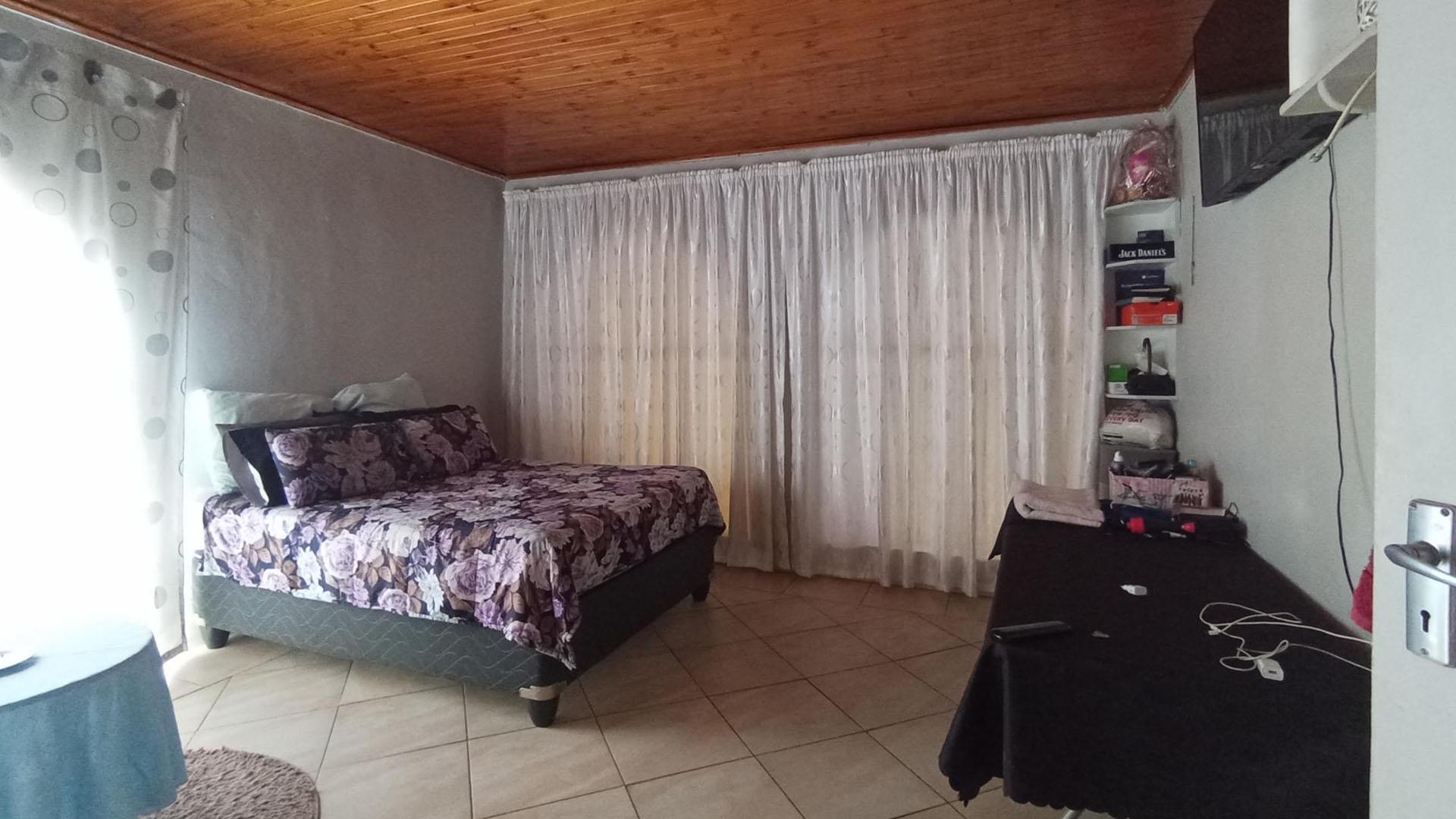 Bed Room 1 - 22 square meters of property in Danville