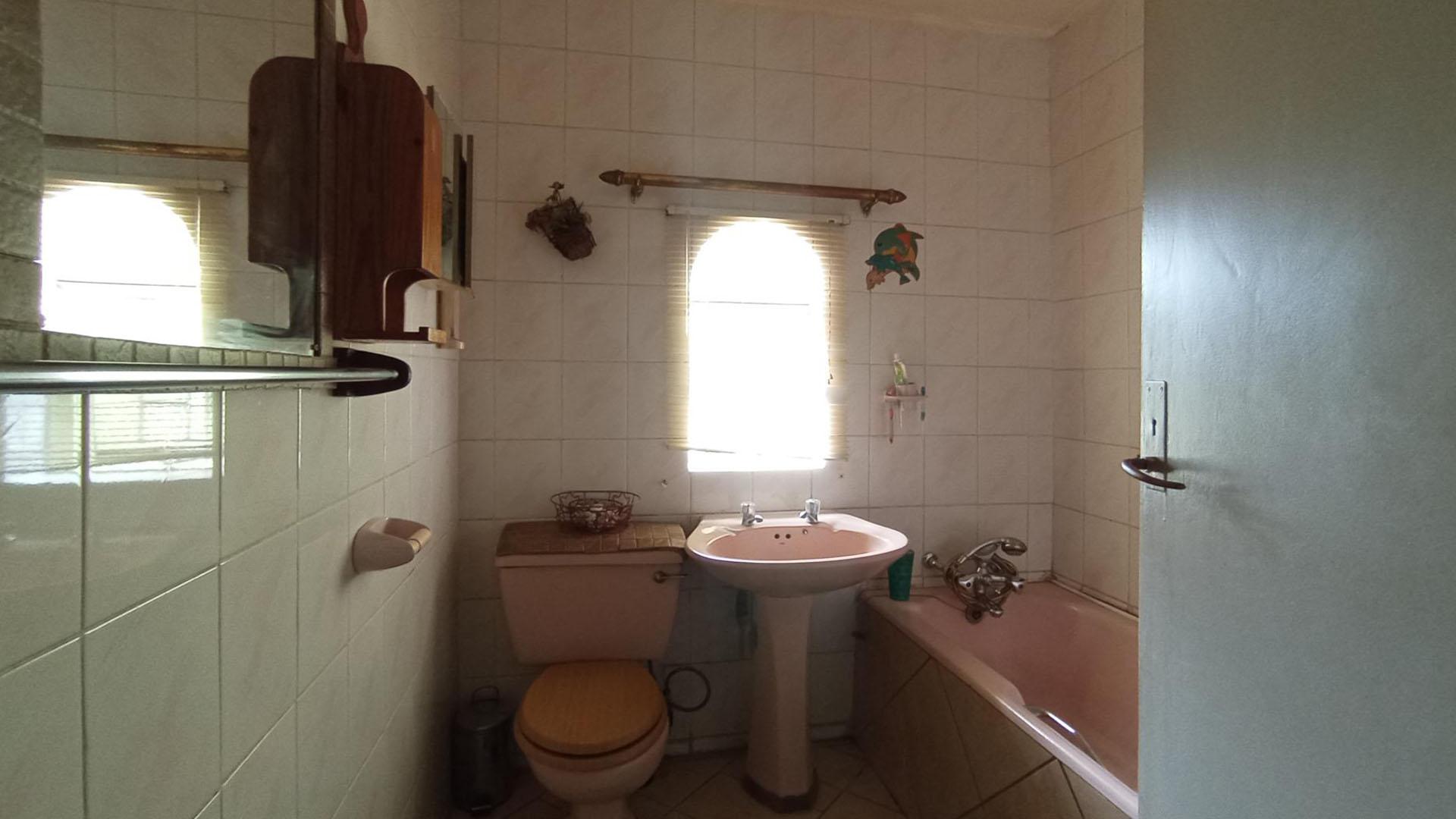 Bathroom 1 - 4 square meters of property in Danville