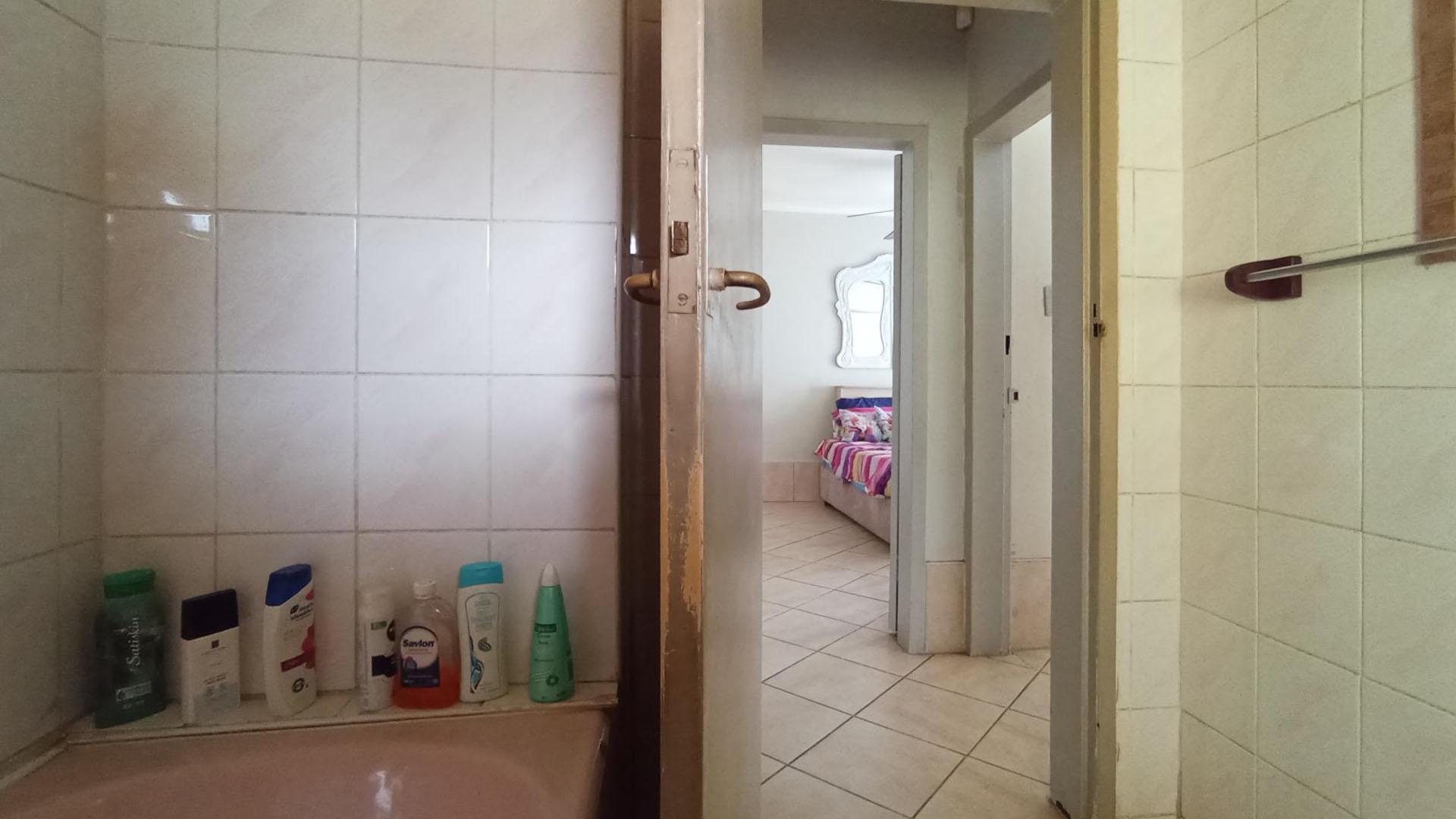 Bathroom 1 - 4 square meters of property in Danville