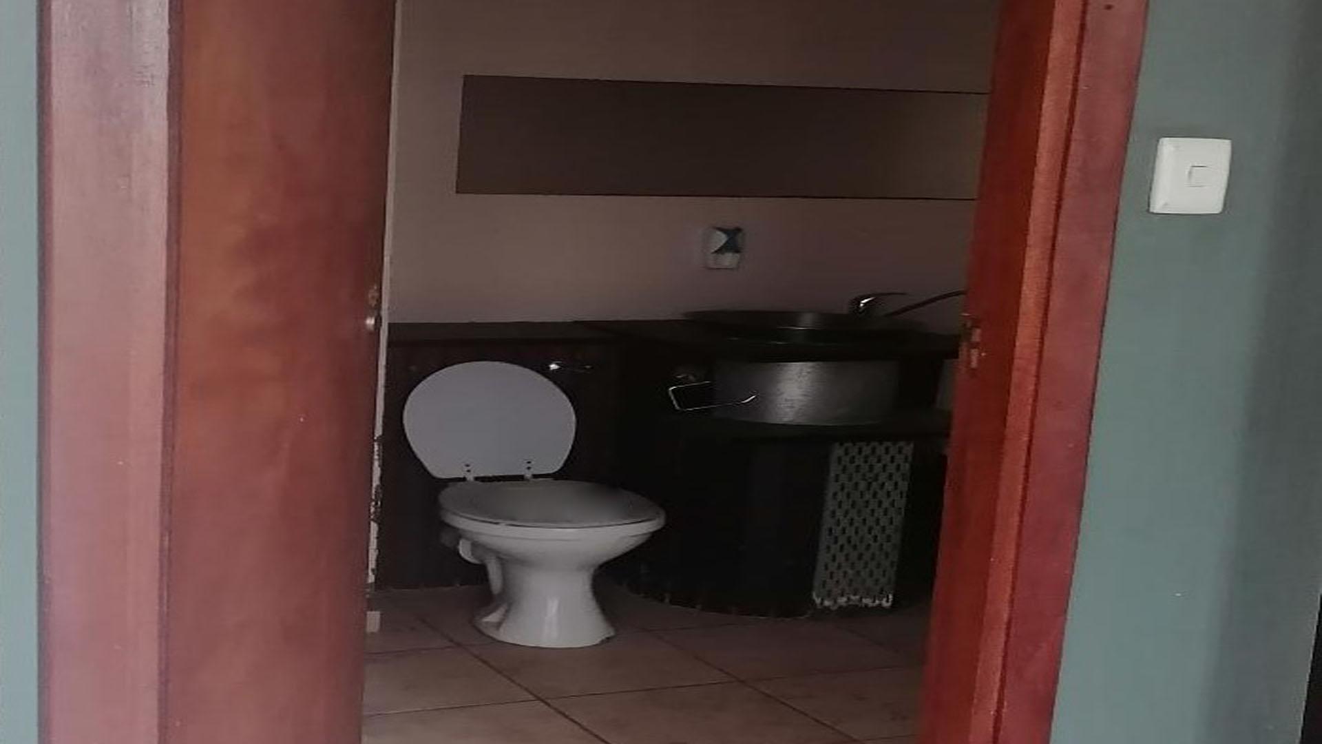 Bathroom 1 of property in Johannesburg Central