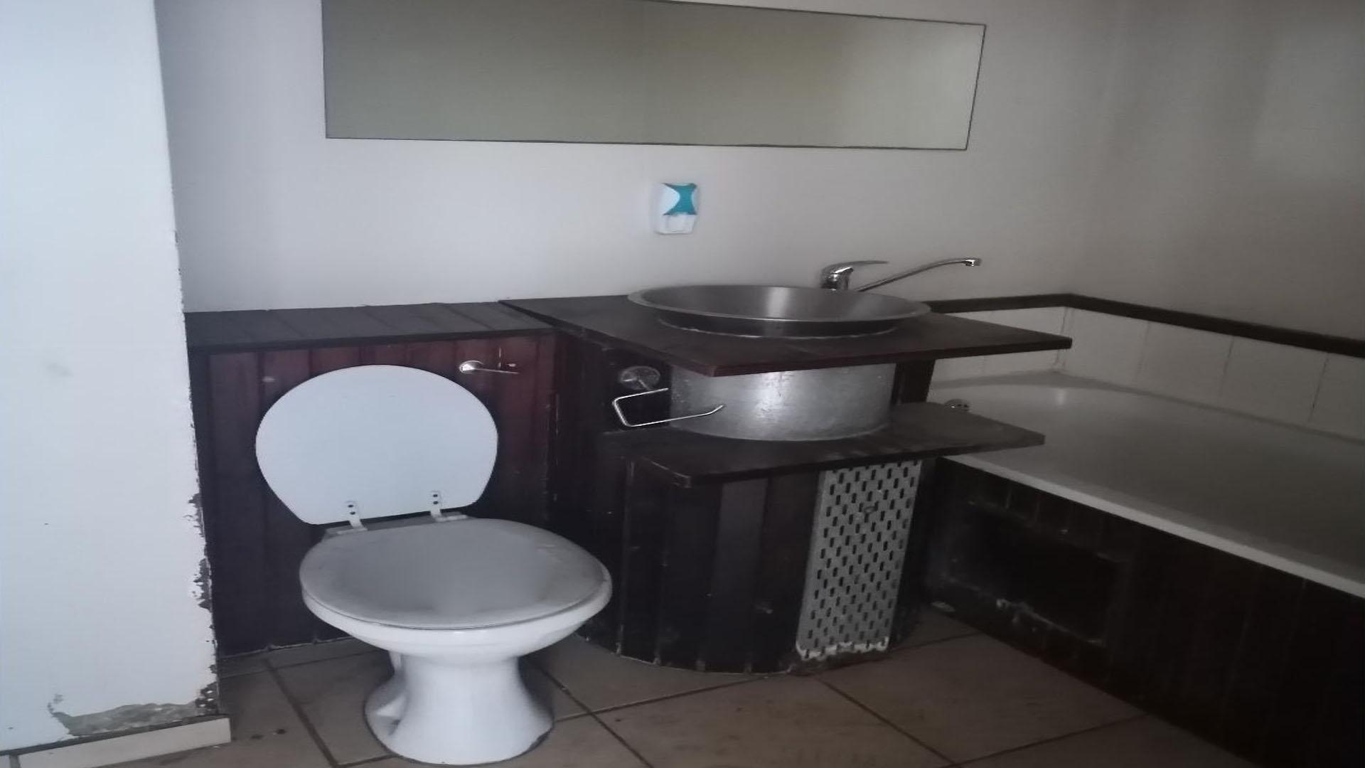 Bathroom 1 of property in Johannesburg Central