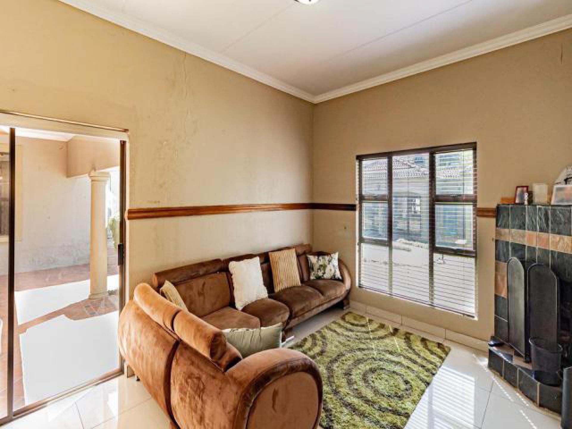 Lounges - 21 square meters of property in Noordhang