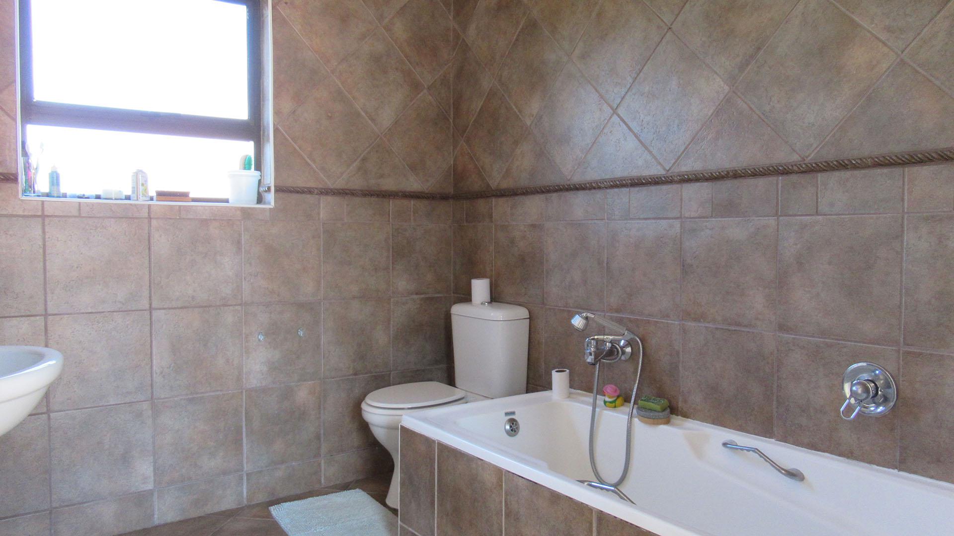 Bathroom 3+ - 6 square meters of property in Noordhang
