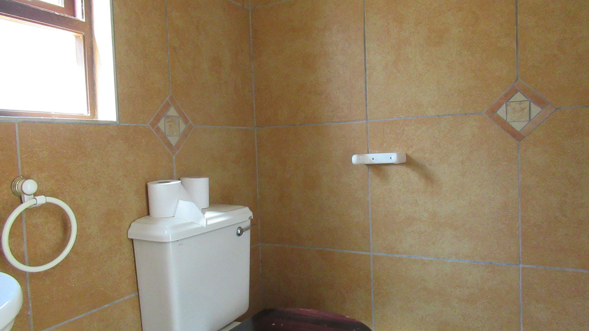 Guest Toilet - 3 square meters of property in Noordhang