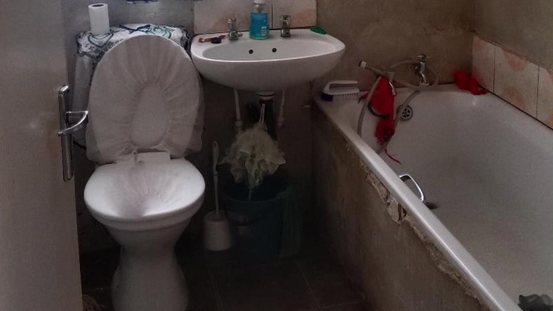 Bathroom 1 of property in Protea Glen