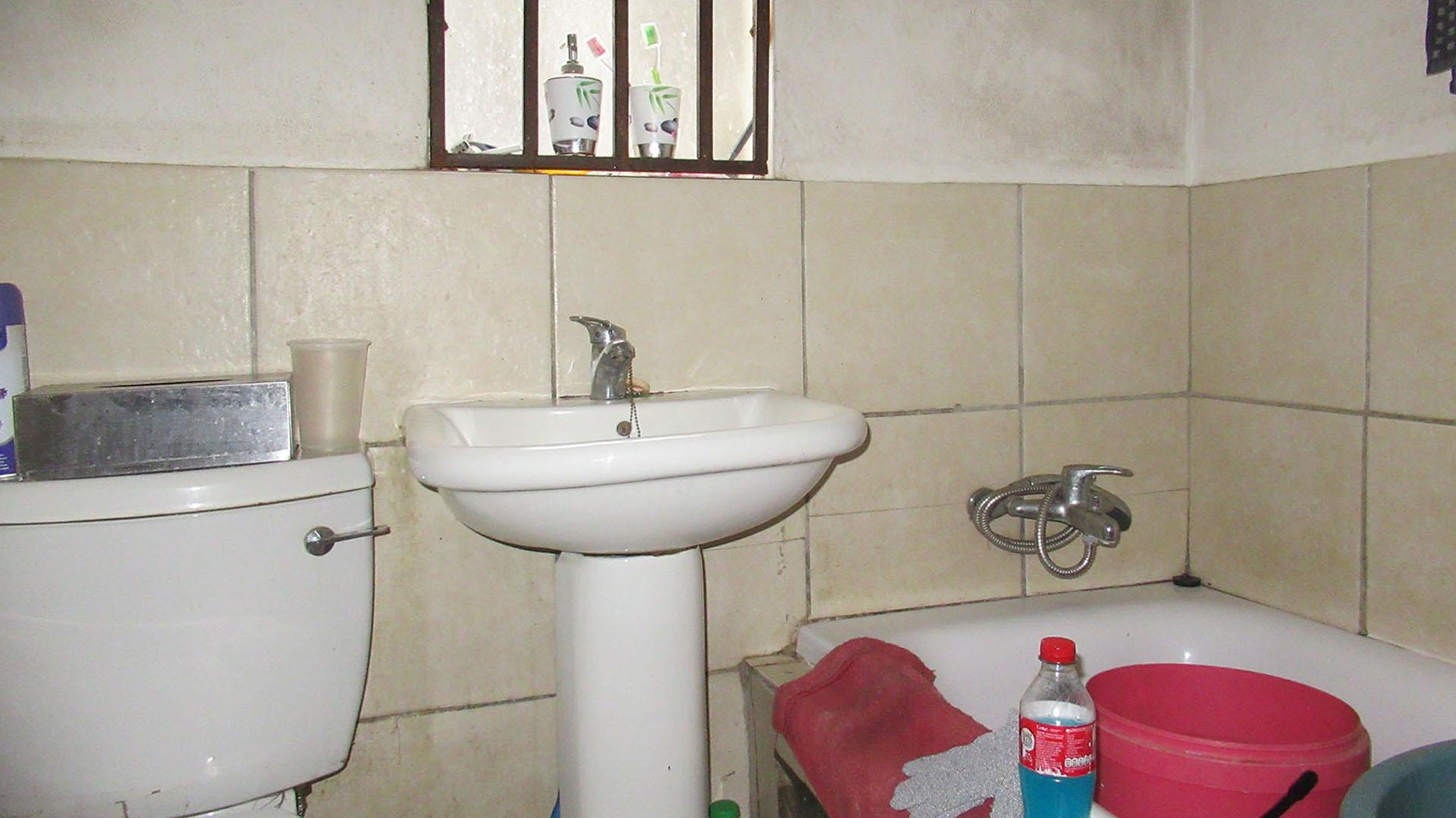 Bathroom 1 - 5 square meters of property in Fleurhof
