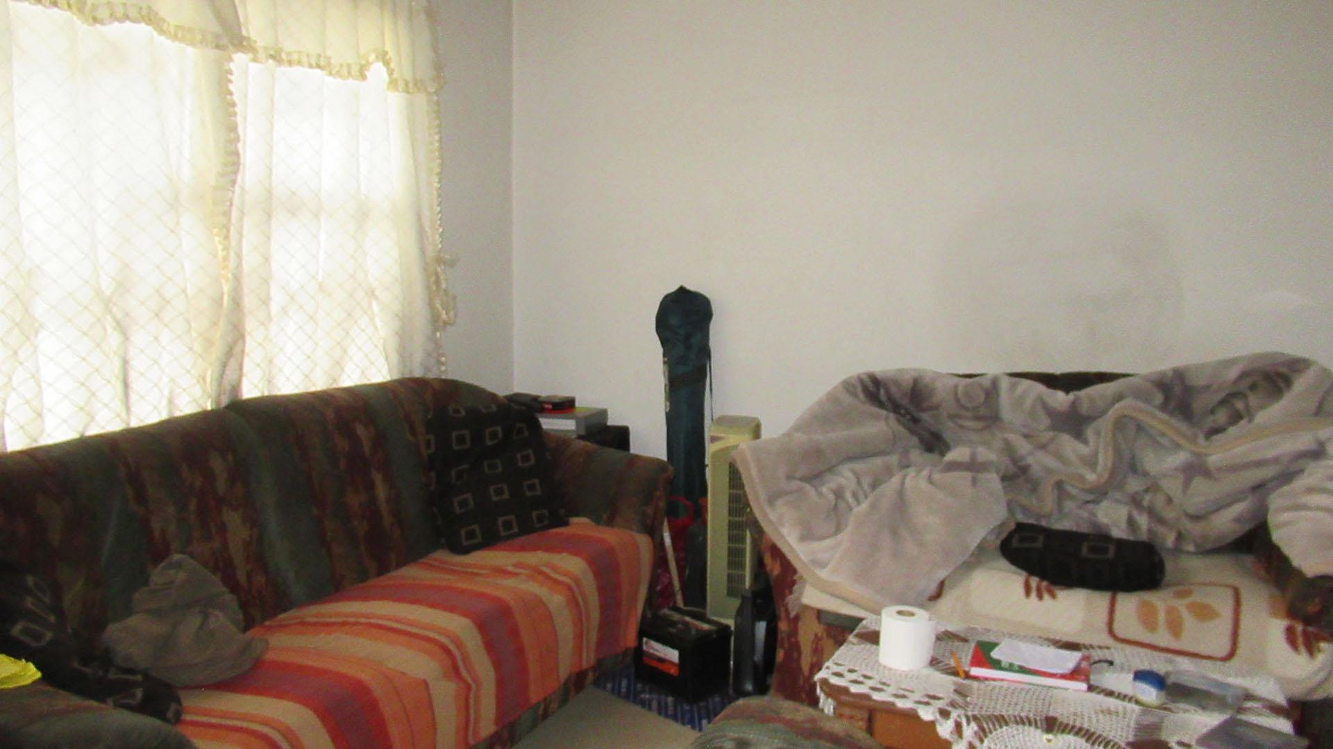 Lounges - 15 square meters of property in Fleurhof