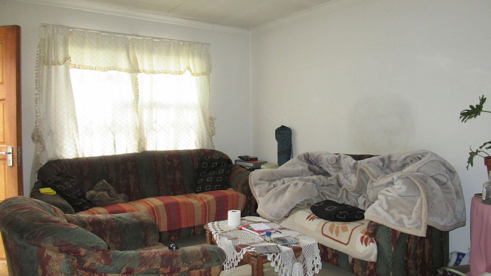 Lounges - 15 square meters of property in Fleurhof