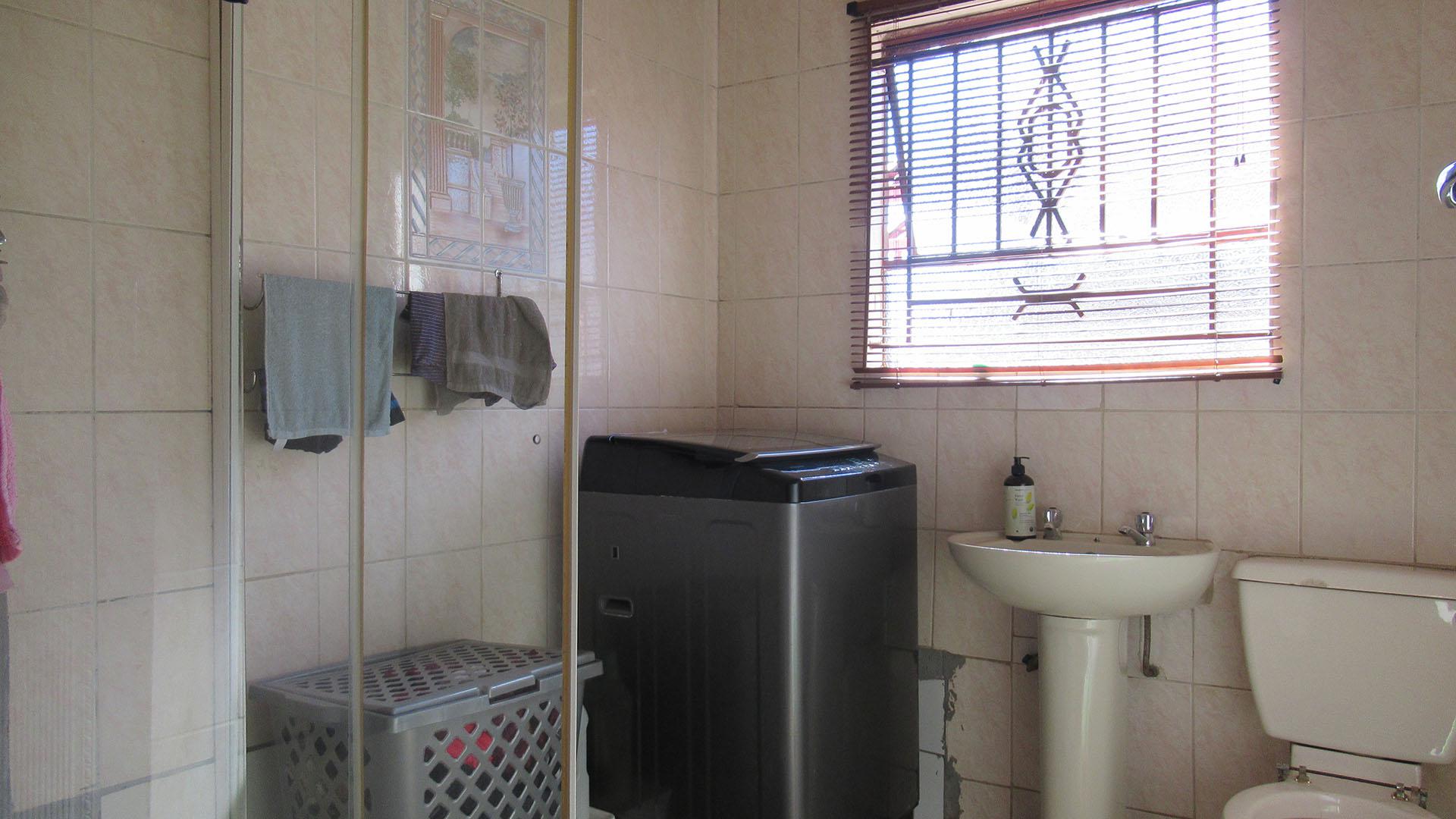 Bathroom 1 - 5 square meters of property in Protea Glen