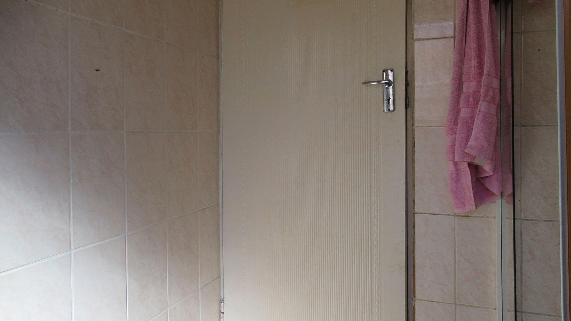 Bathroom 1 - 5 square meters of property in Protea Glen