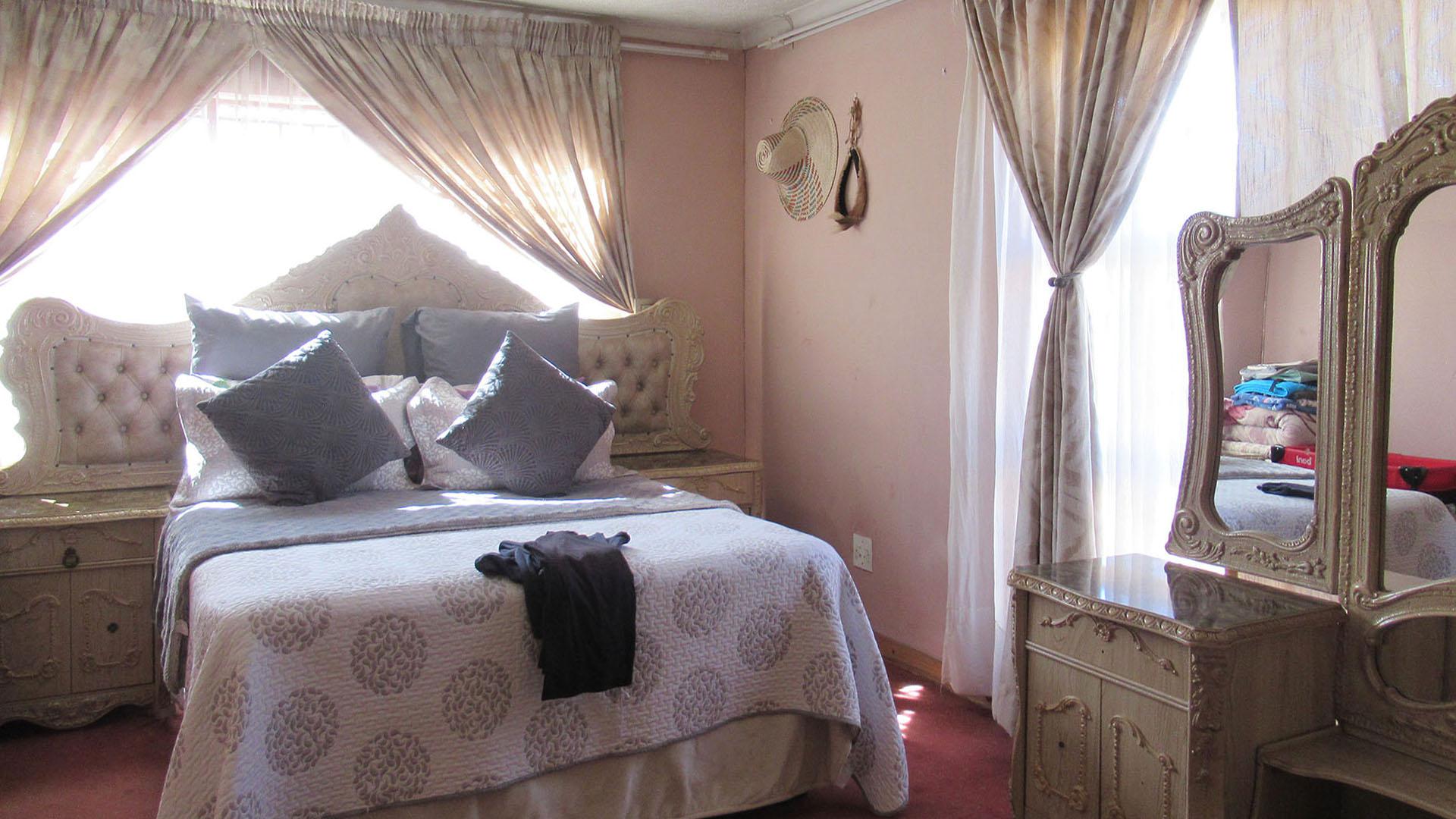 Main Bedroom - 21 square meters of property in Protea Glen