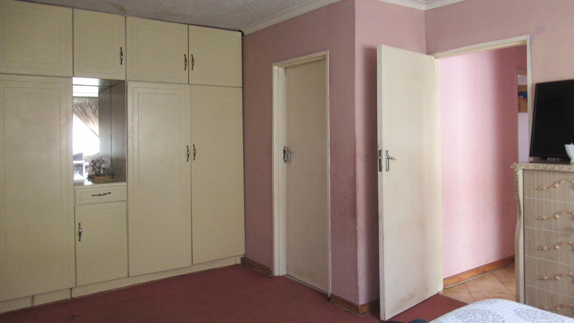 Main Bedroom - 21 square meters of property in Protea Glen