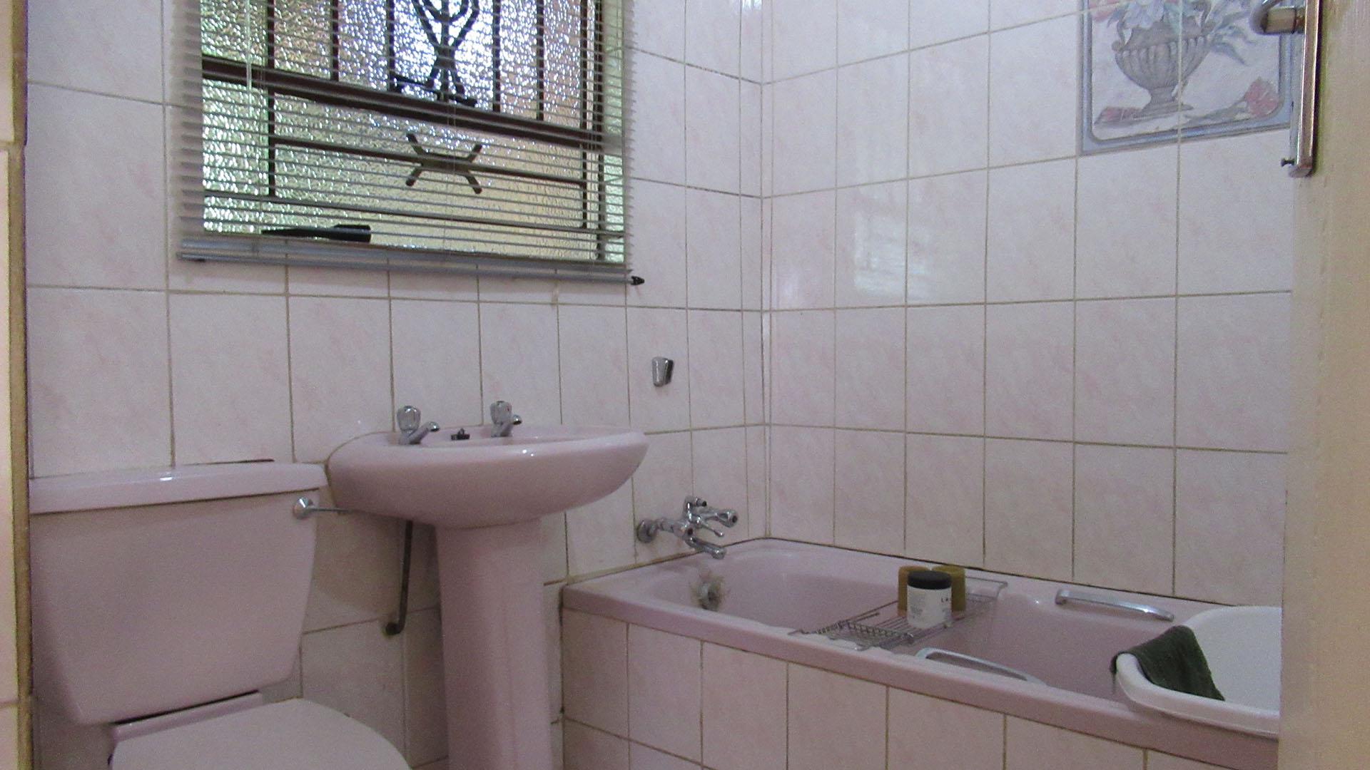 Main Bathroom - 6 square meters of property in Protea Glen