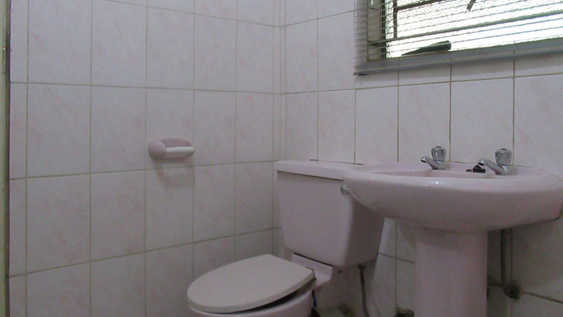 Main Bathroom - 6 square meters of property in Protea Glen