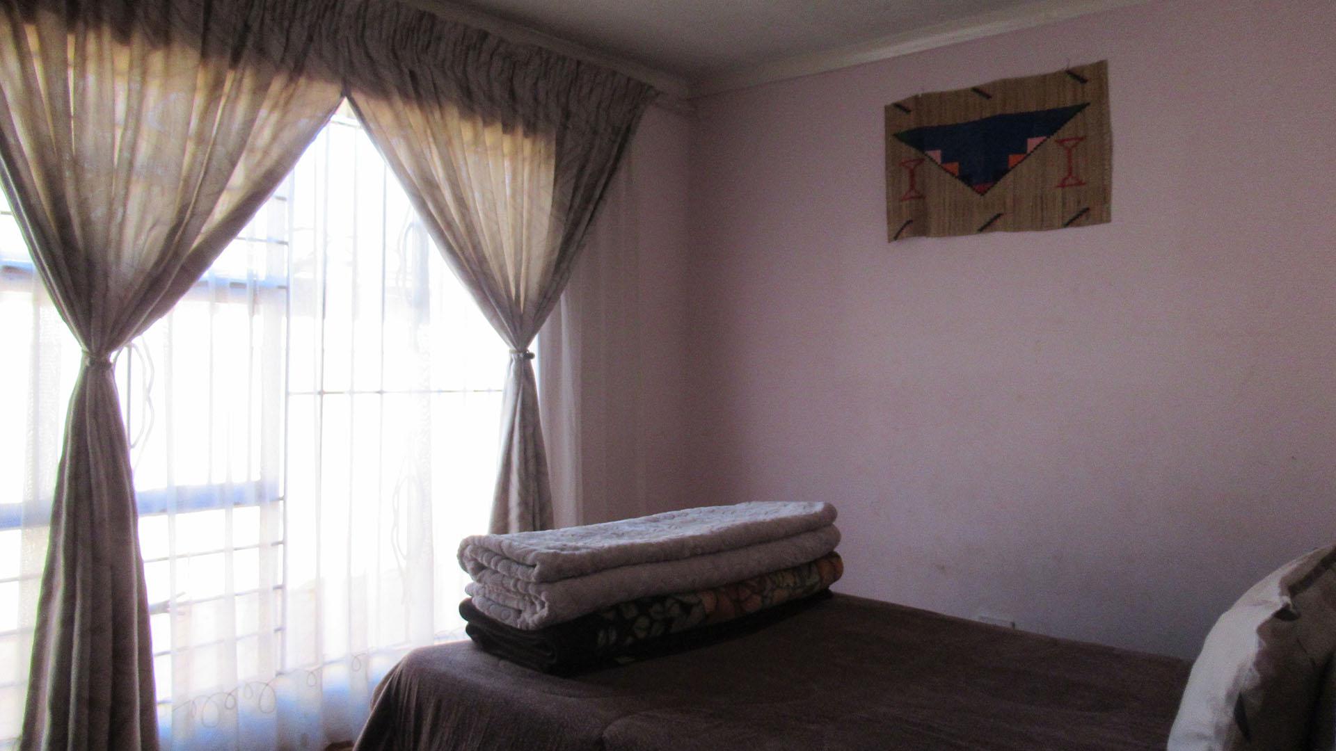 Bed Room 2 - 11 square meters of property in Protea Glen