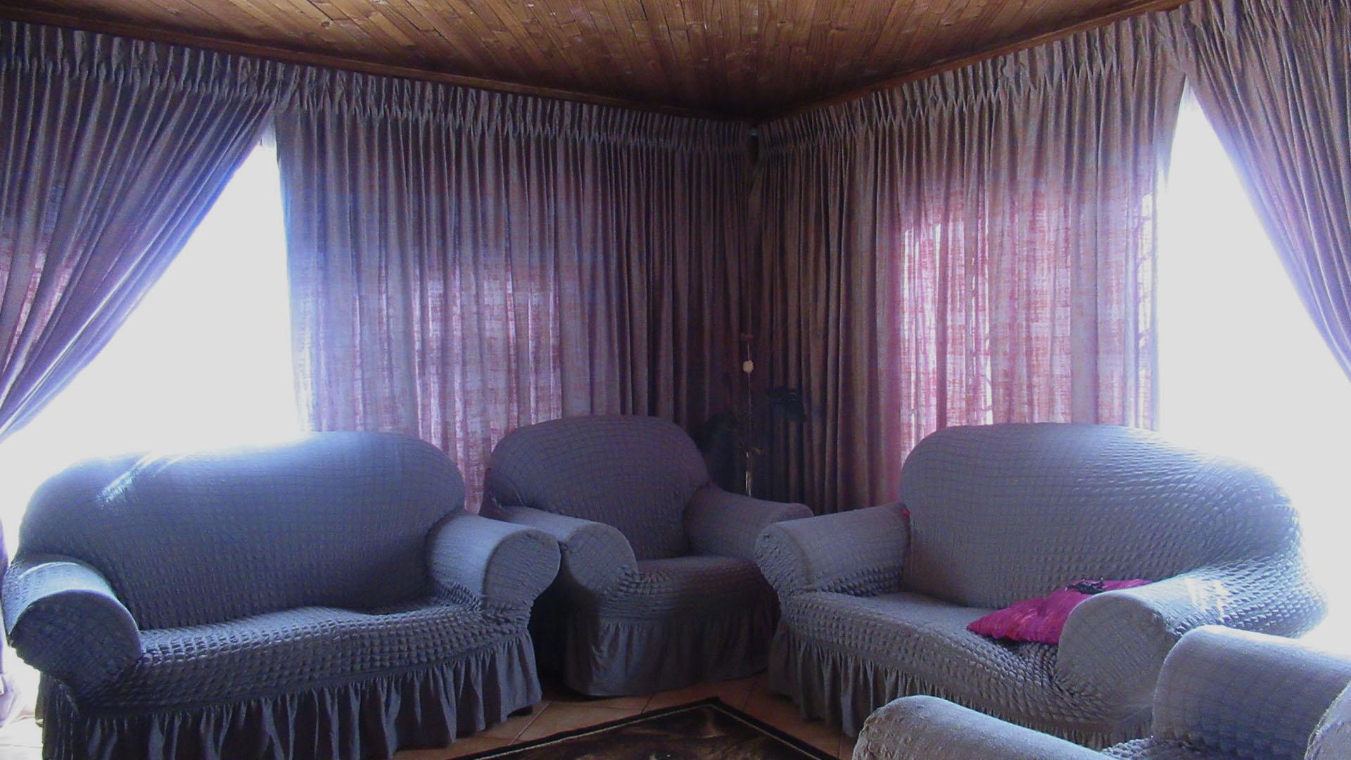 Lounges - 17 square meters of property in Protea Glen