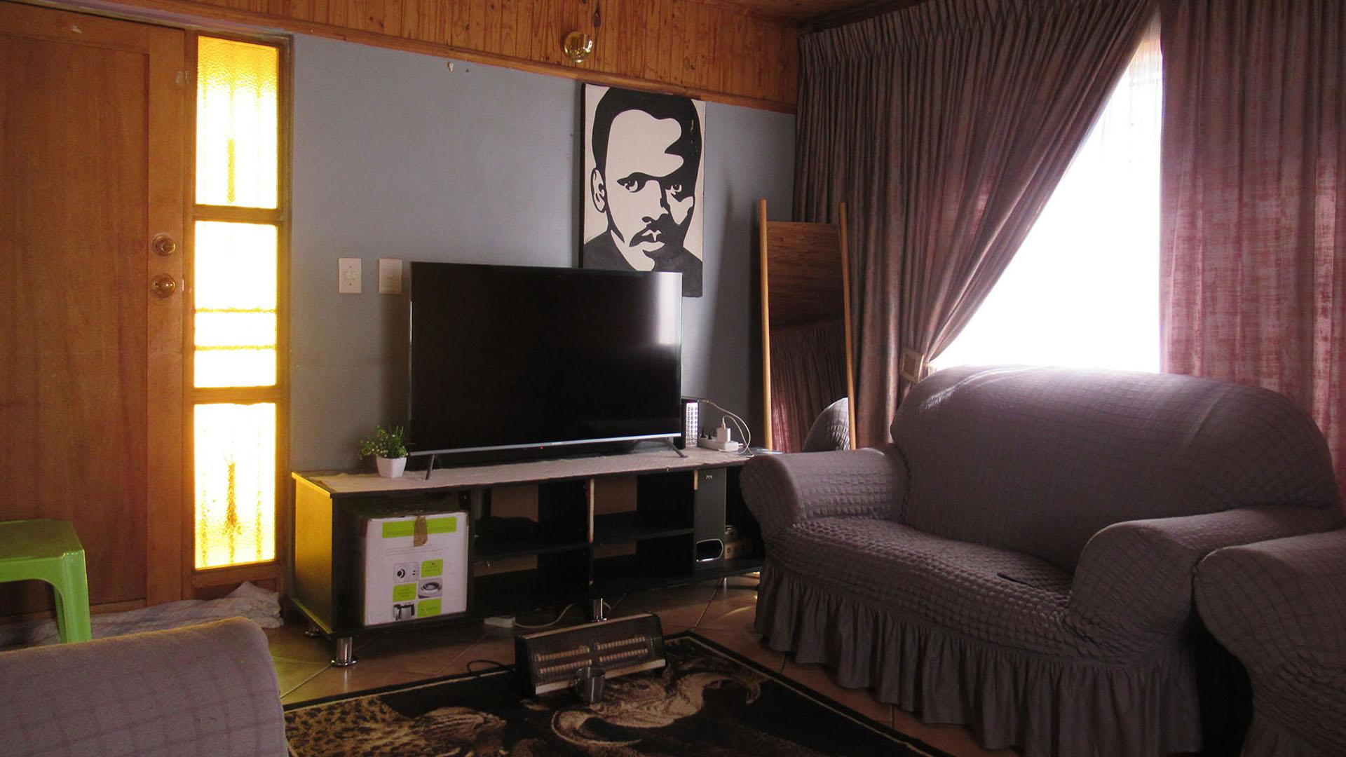 Lounges - 17 square meters of property in Protea Glen