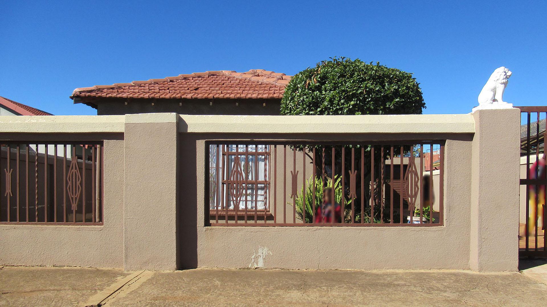 Garage of property in Protea Glen