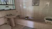Bathroom 1 of property in Protea Glen