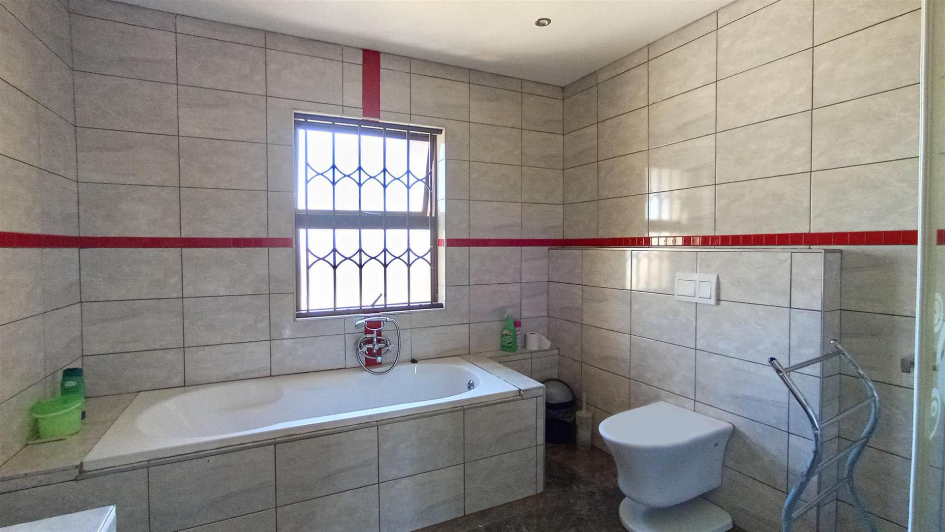 Bathroom 2 - 9 square meters of property in Rietvlei View Country Estates