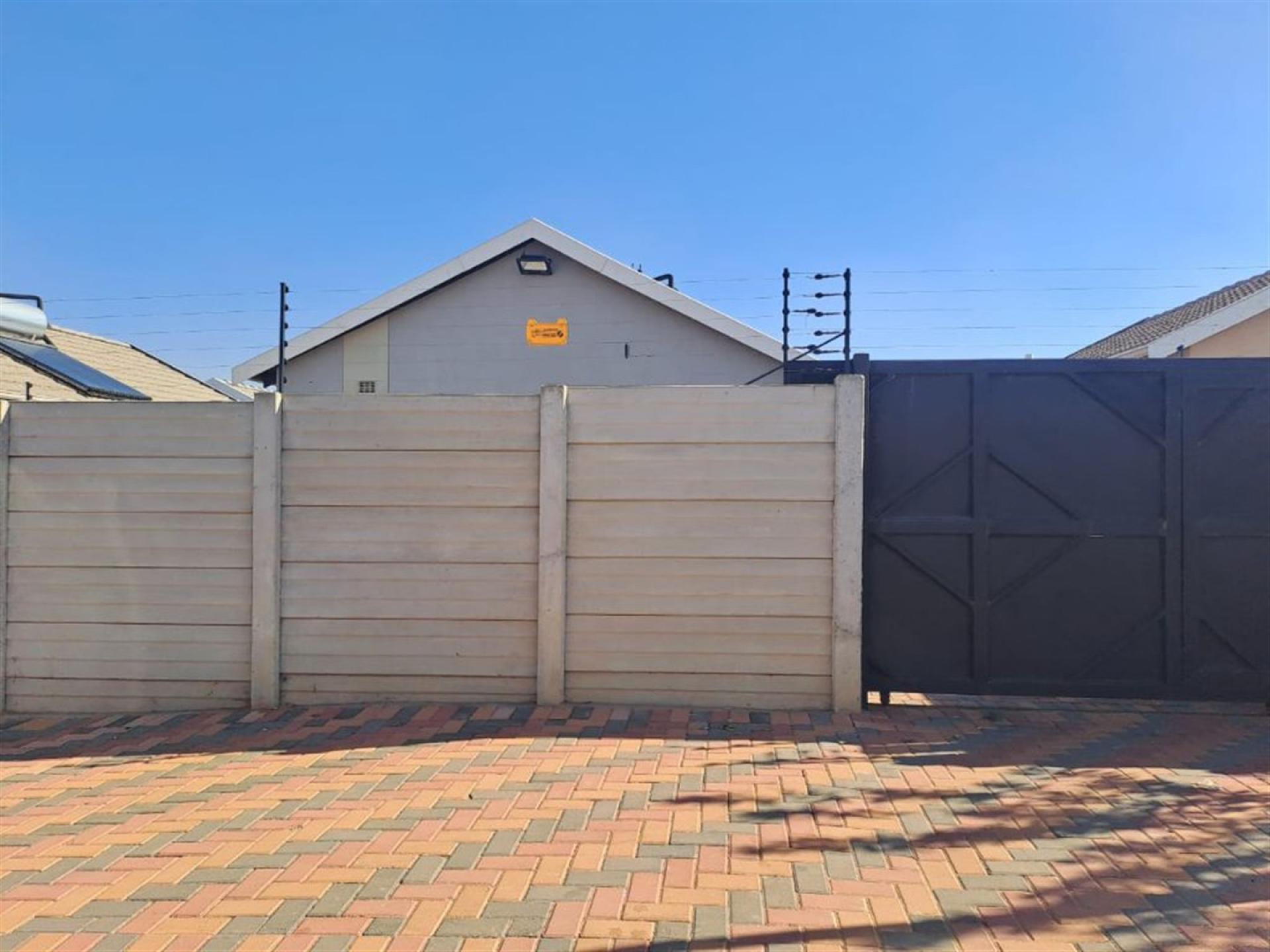 Front View of property in Palm Ridge