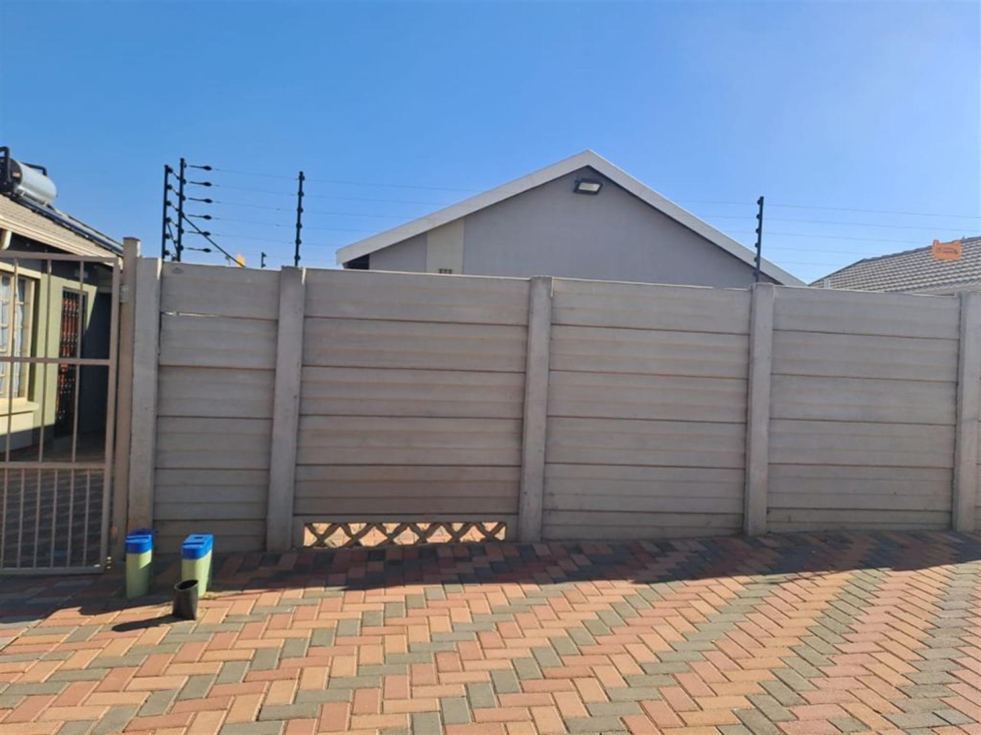 Front View of property in Palm Ridge