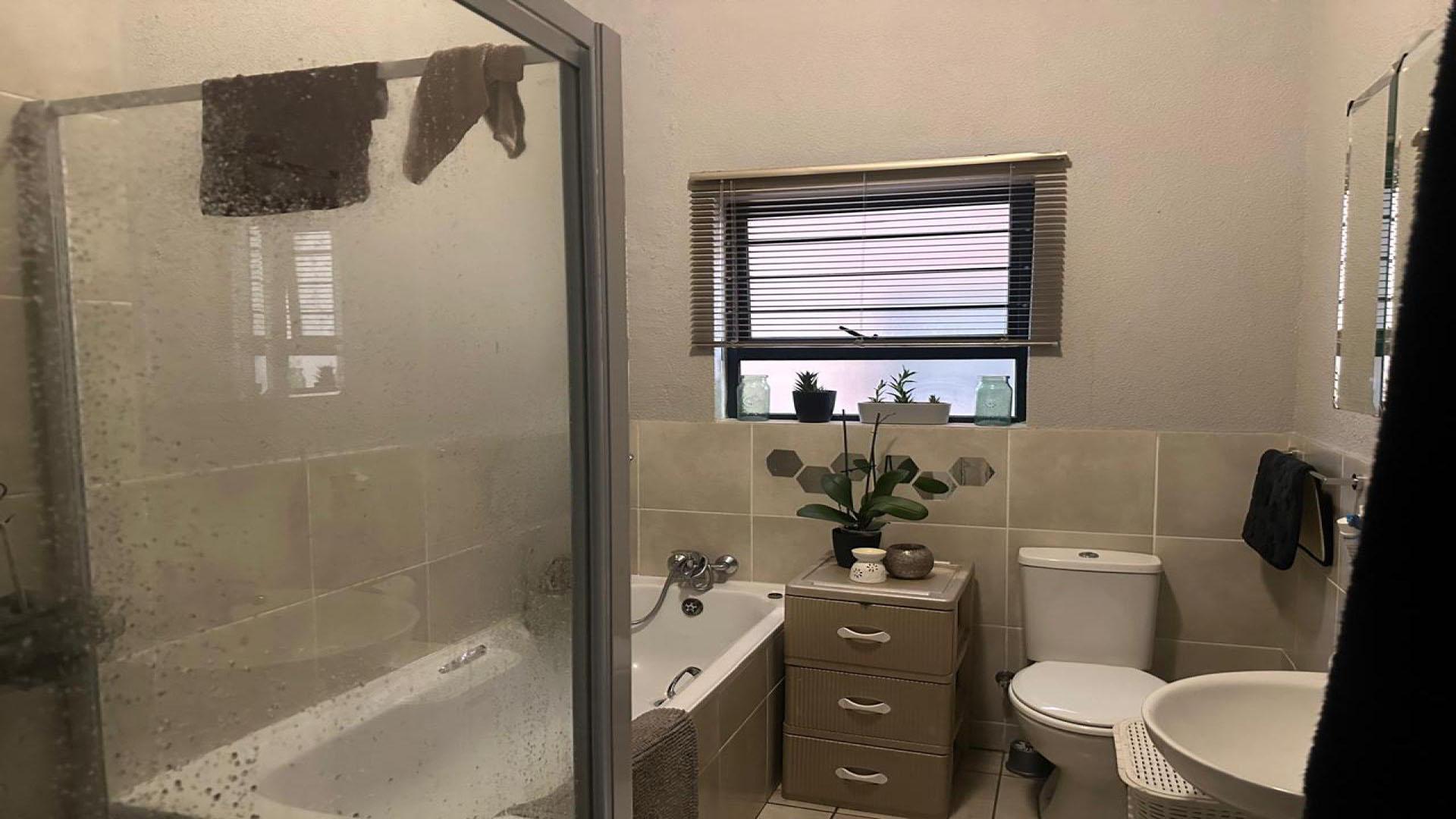 Bathroom 1 - 6 square meters of property in Norton Small Farms