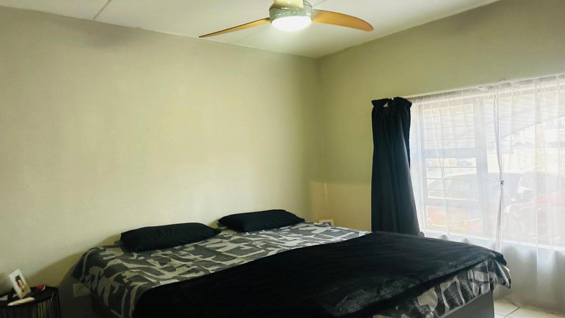 Bed Room 2 - 14 square meters of property in Norton Small Farms